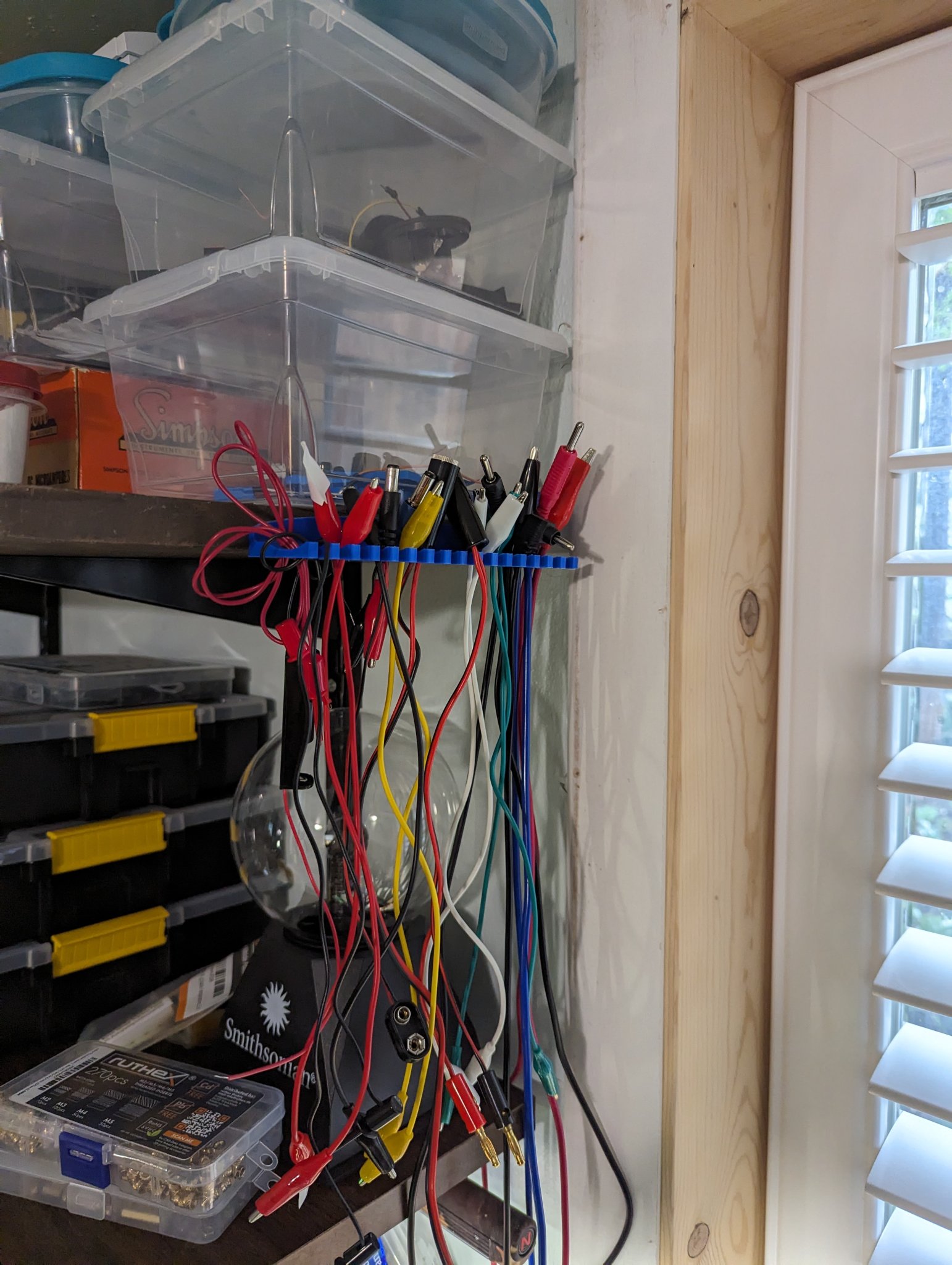 Giá đỡ dây dẫn và cáp tổ chức cho thiết bị điện tử