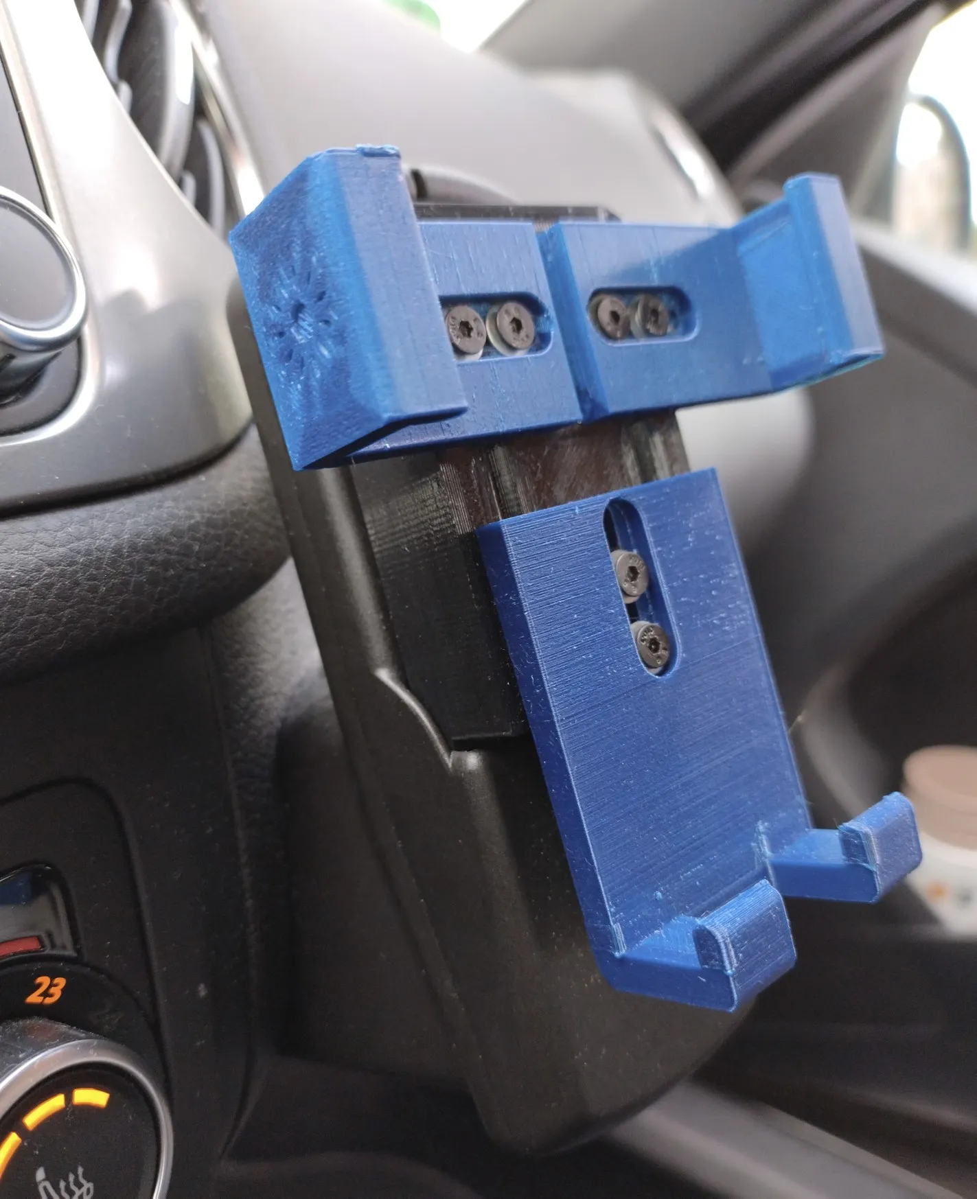 Giá đỡ điện thoại VW được thiết kế tương thích với iPhone 13 và các điện thoại lớn khác.