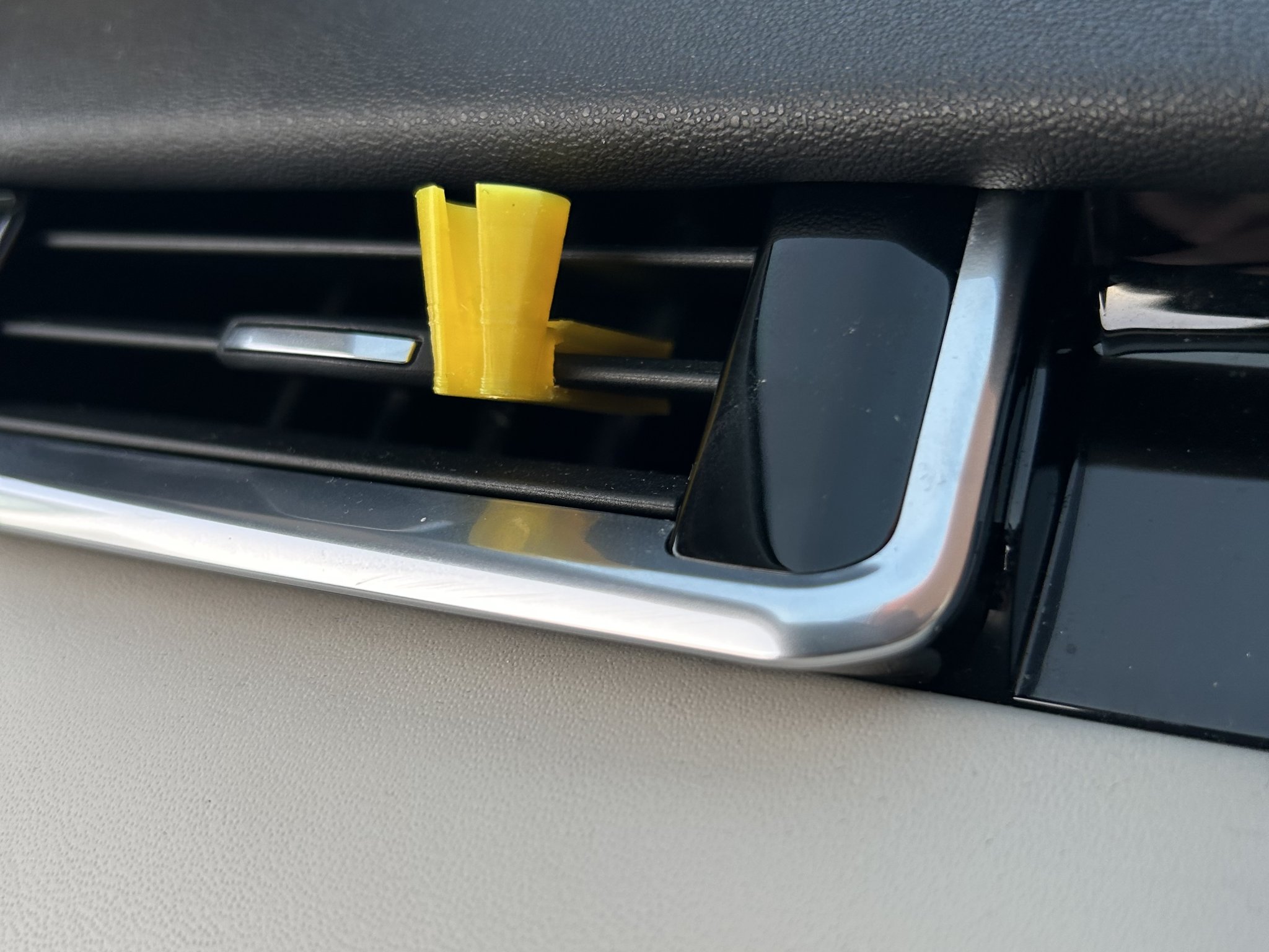 Giá đỡ cáp ô tô gắn vào lỗ thông gió