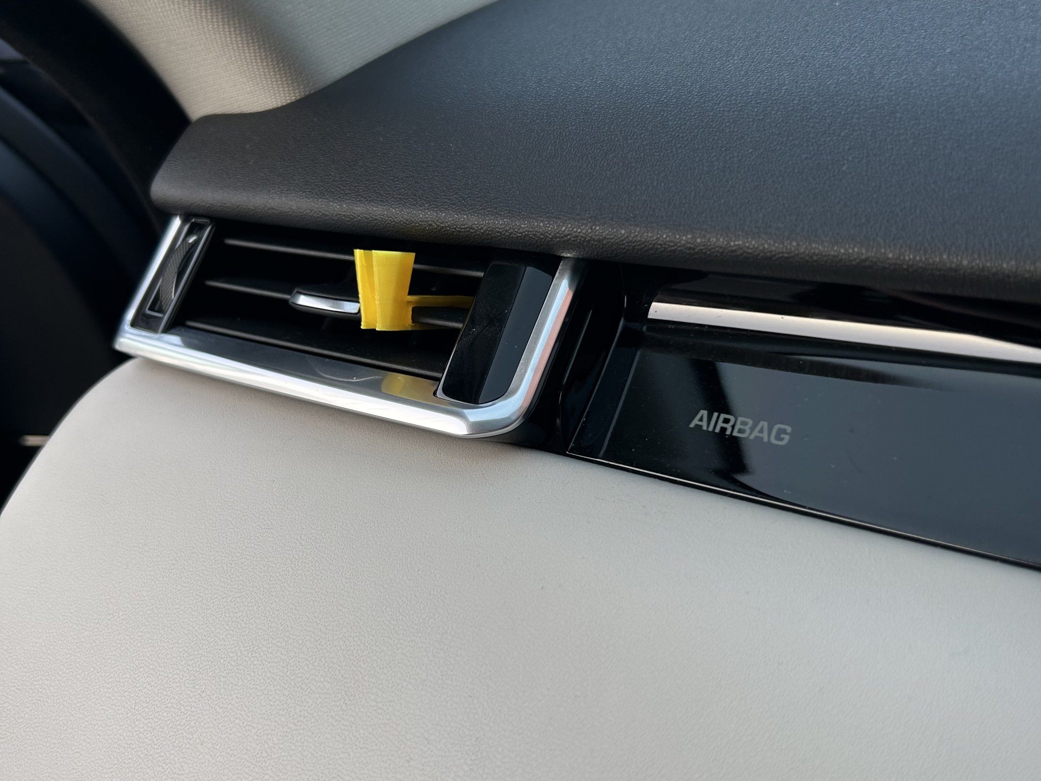 Giá đỡ cáp ô tô gắn vào lỗ thông gió