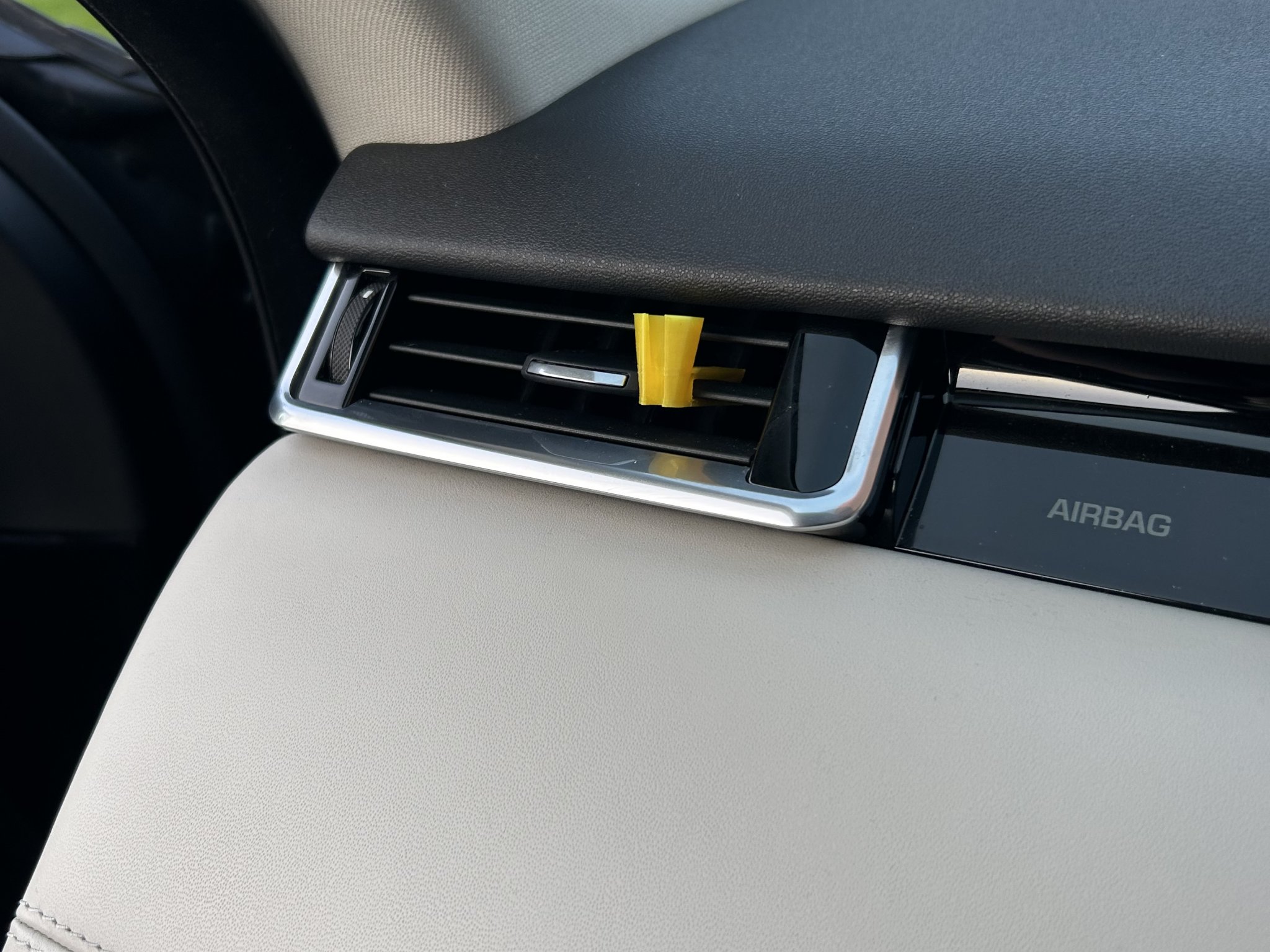 Giá đỡ cáp ô tô gắn vào lỗ thông gió