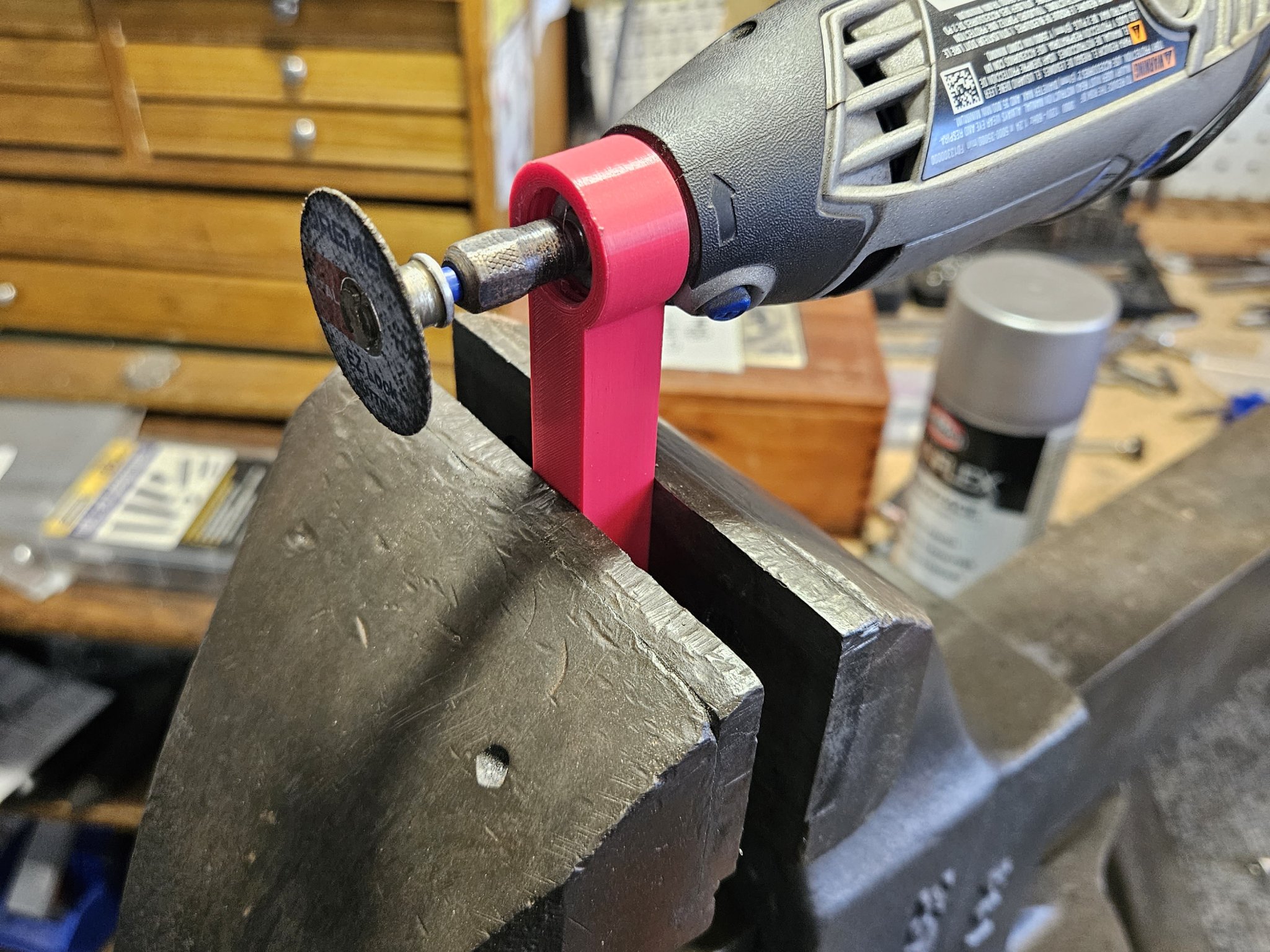 Giá đỡ Dremel trên thanh với thiết kế tiện dụng