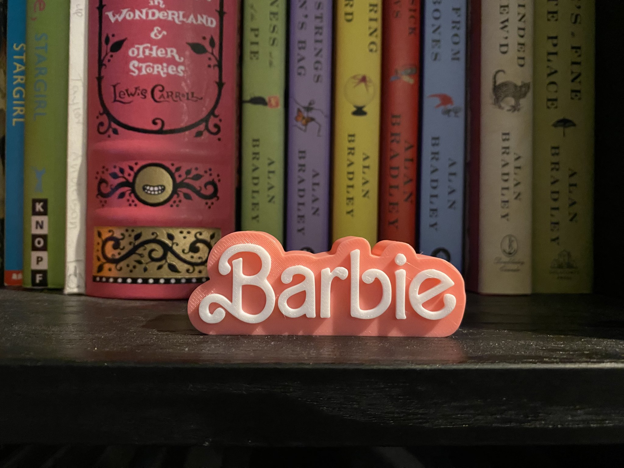 Trang trí bàn làm việc Barbie với biển tên cá nhân hóa