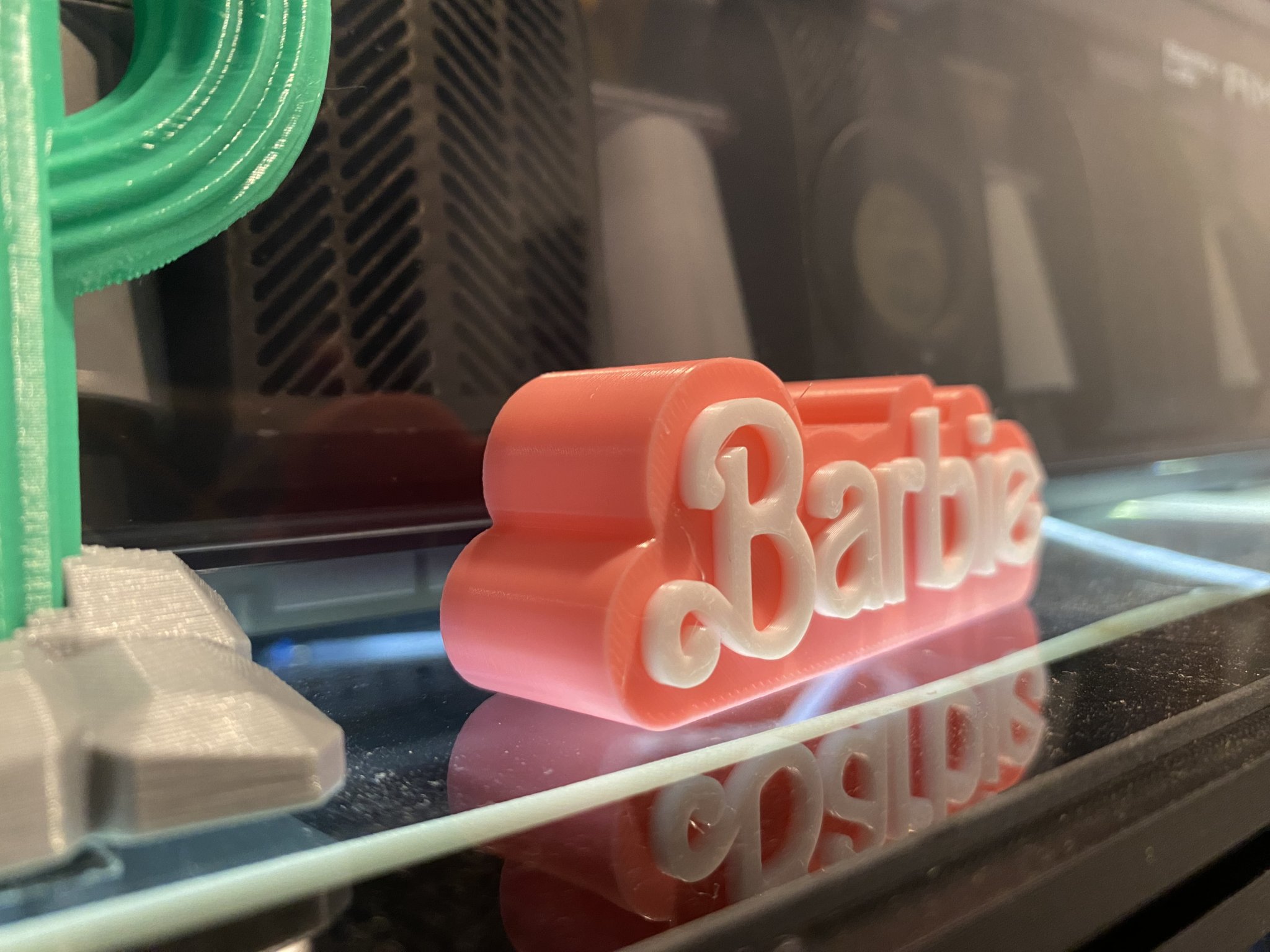 Trang trí bàn làm việc Barbie với biển tên cá nhân hóa