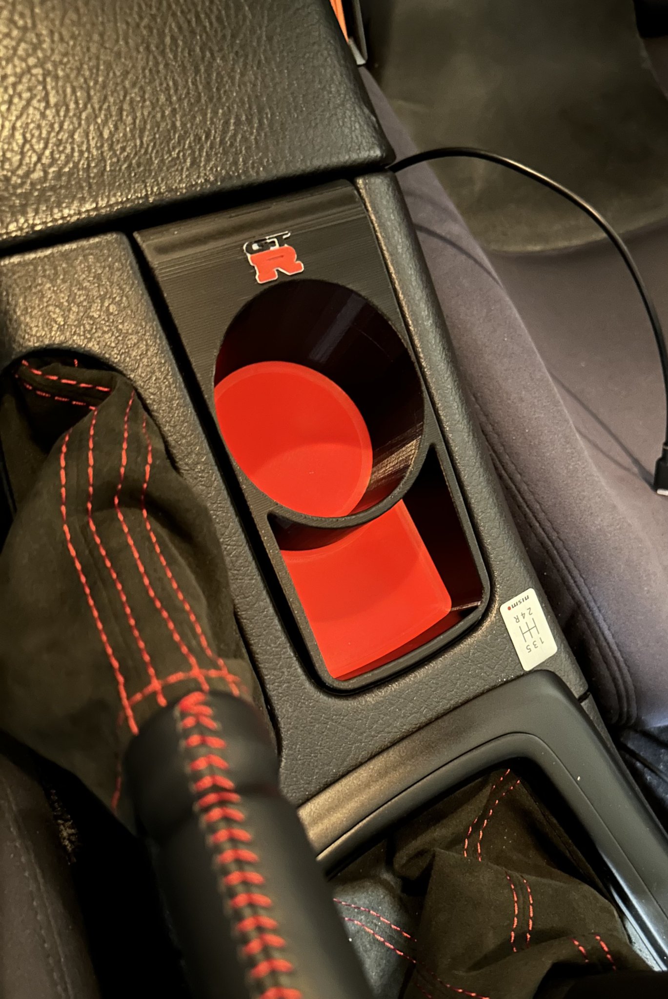 Giá đỡ cốc R32 Skyline hoàn hảo cho xe hơi