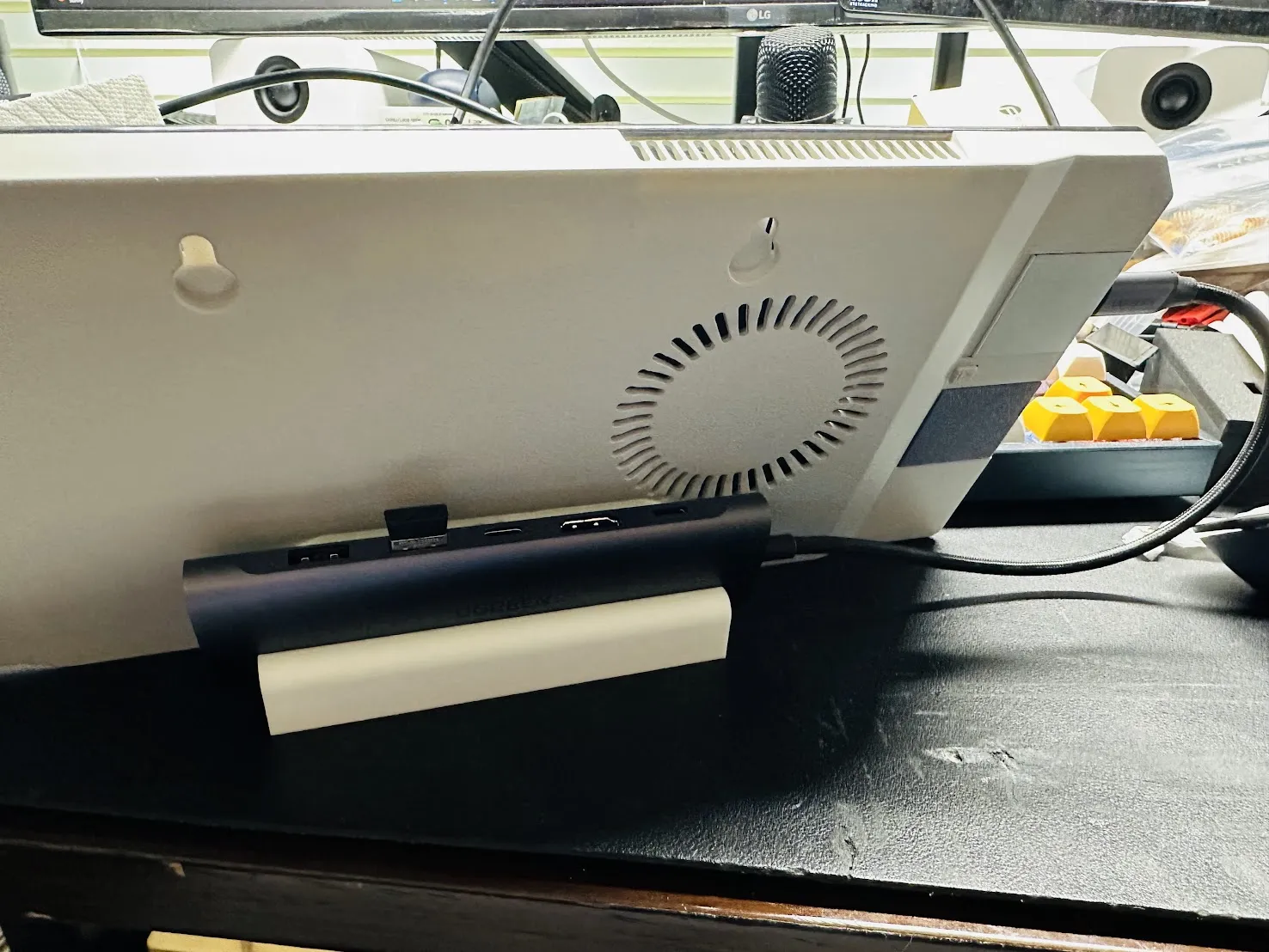 Giá đỡ cho thùng máy Cooler Master với khe cắm USB C