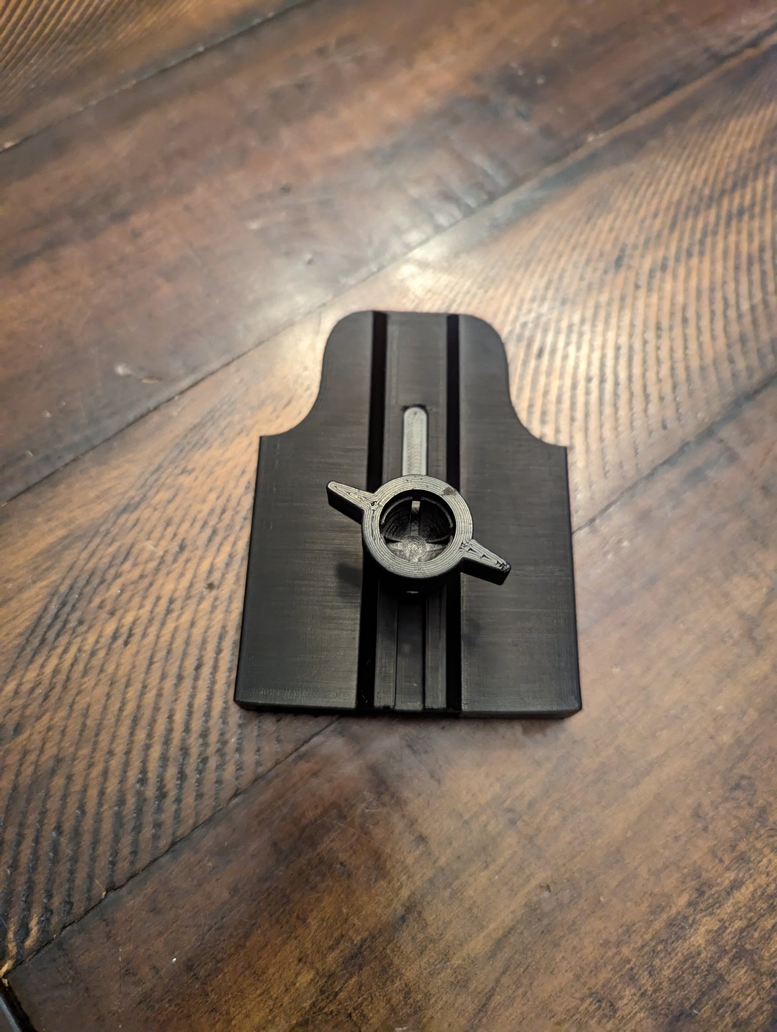 Giá đỡ điện thoại gắn trên lỗ thông gió ô tô có cổng sạc