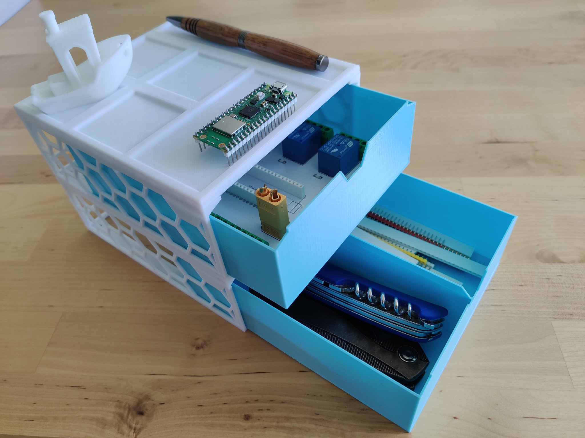 Kệ ngăn kéo tổ ong với hỗ trợ cho QUBE 500