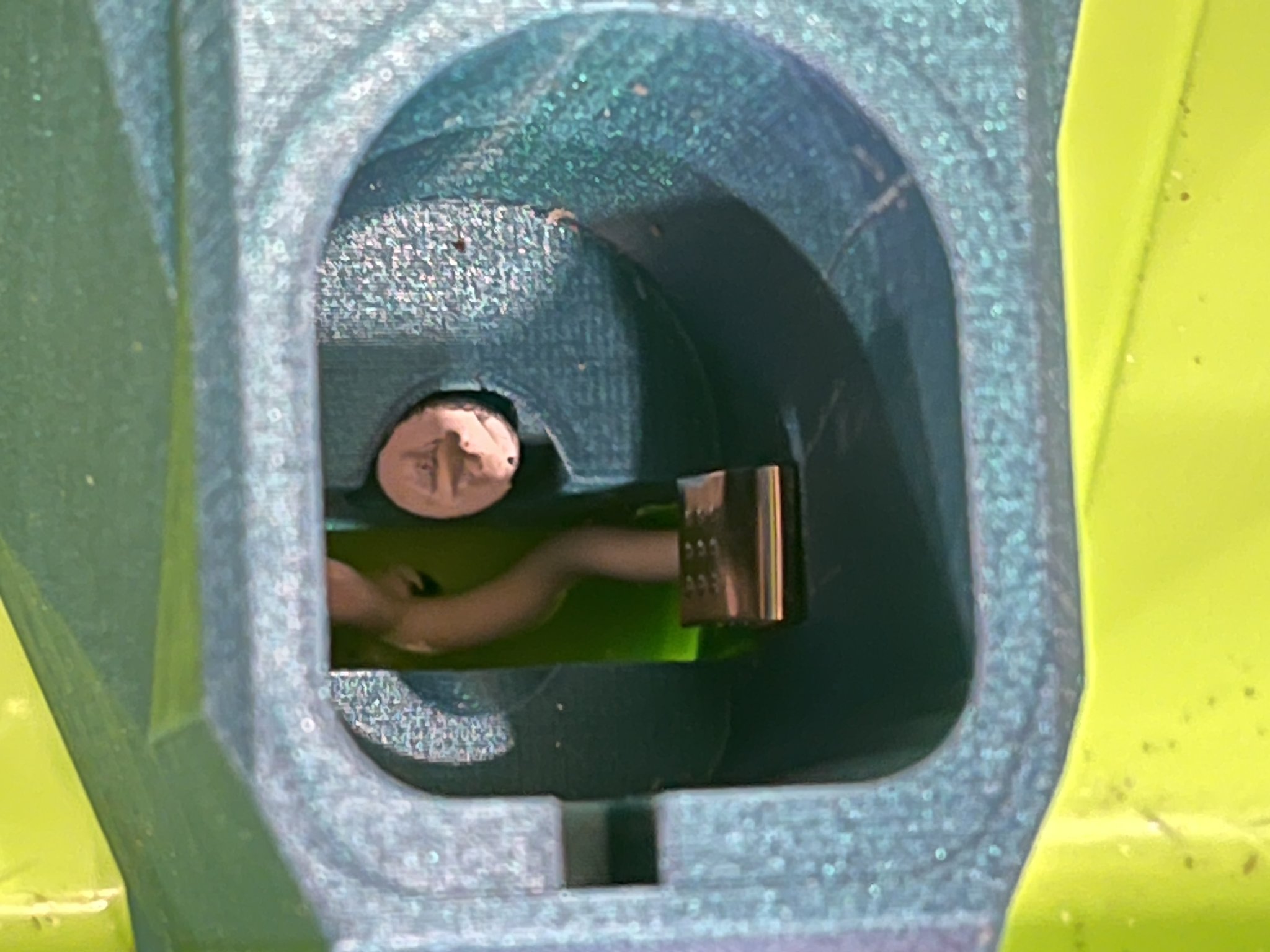 Giá đỡ pin Ryobi 18v với tiếp xúc điện