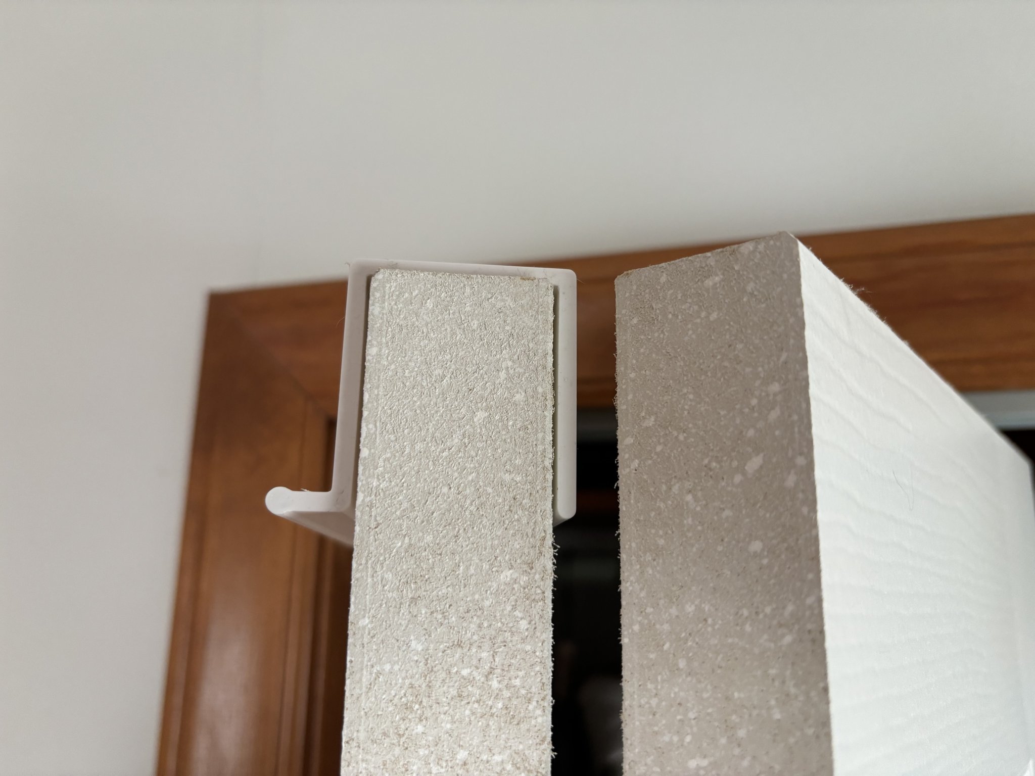 Cửa tủ quần áo gập ngăn mèo ra ngoài