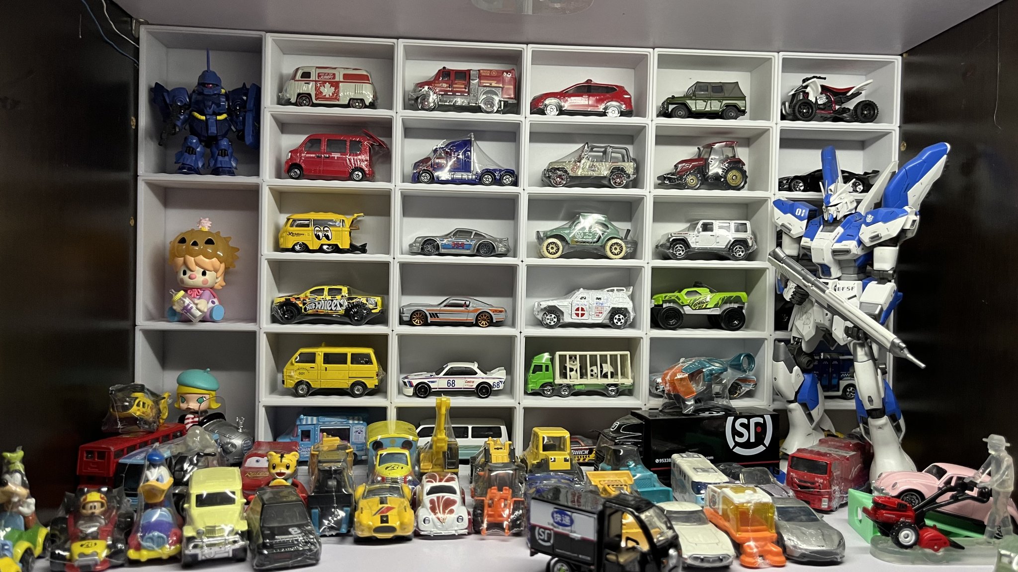 Kệ trưng bày mô hình xe Hot Wheels và Tomica