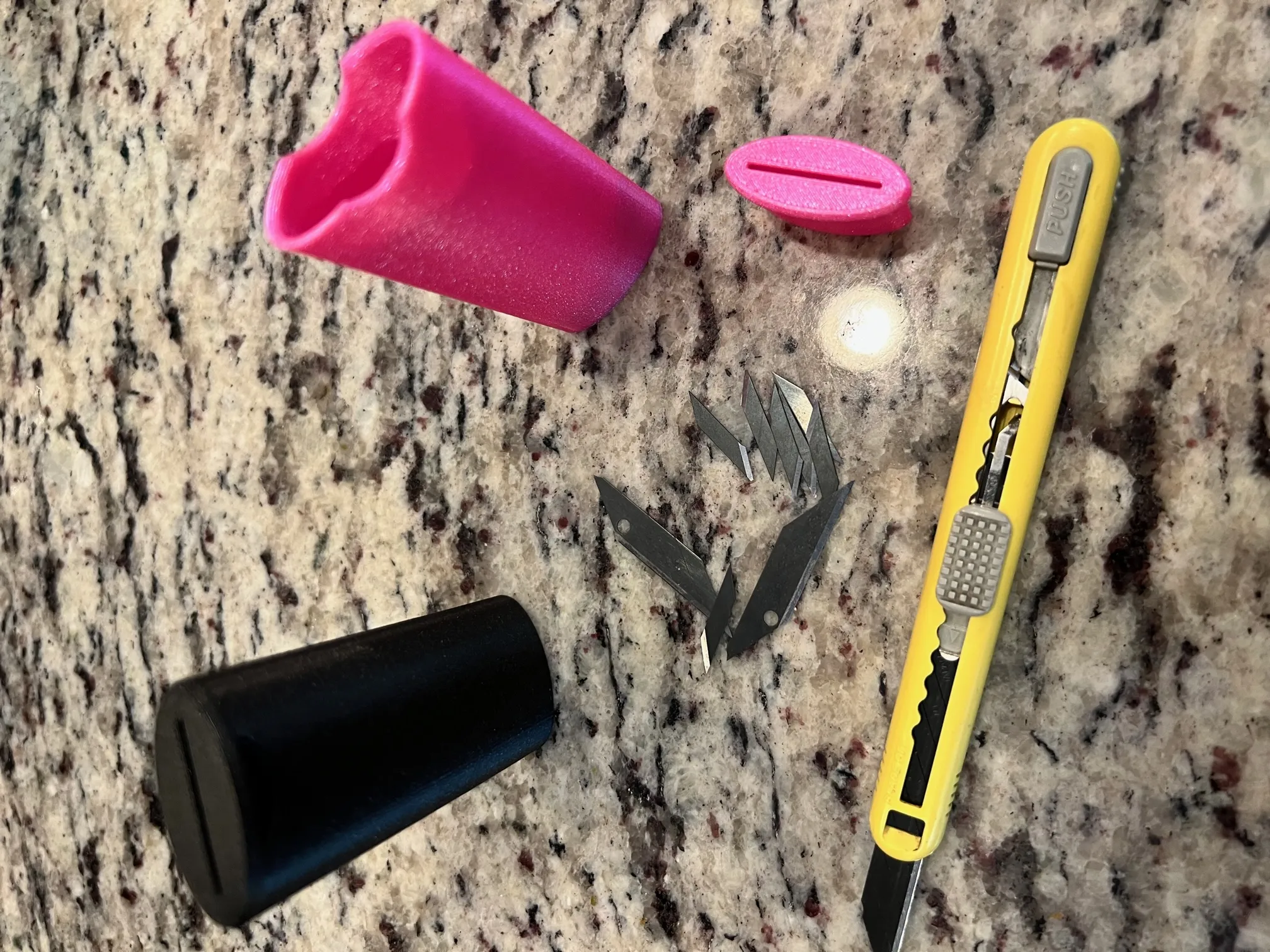 Hộp thu gom lưỡi dao cạo đã gãy