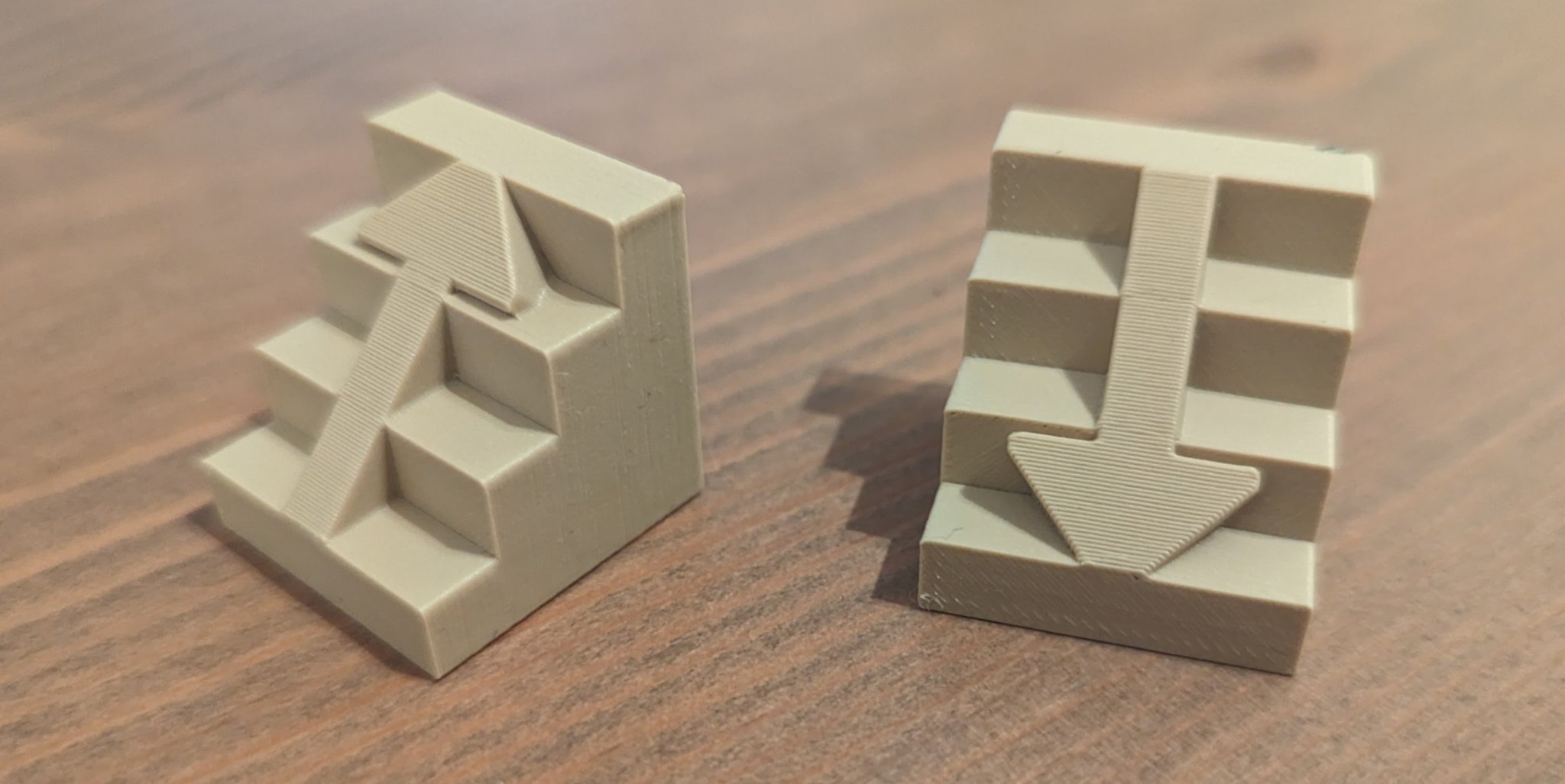 Bậc thang tabletop 25mm với mũi tên chỉ hướng