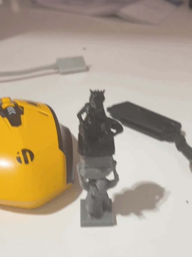 Tượng MewTwo đội vương miện độc đáo