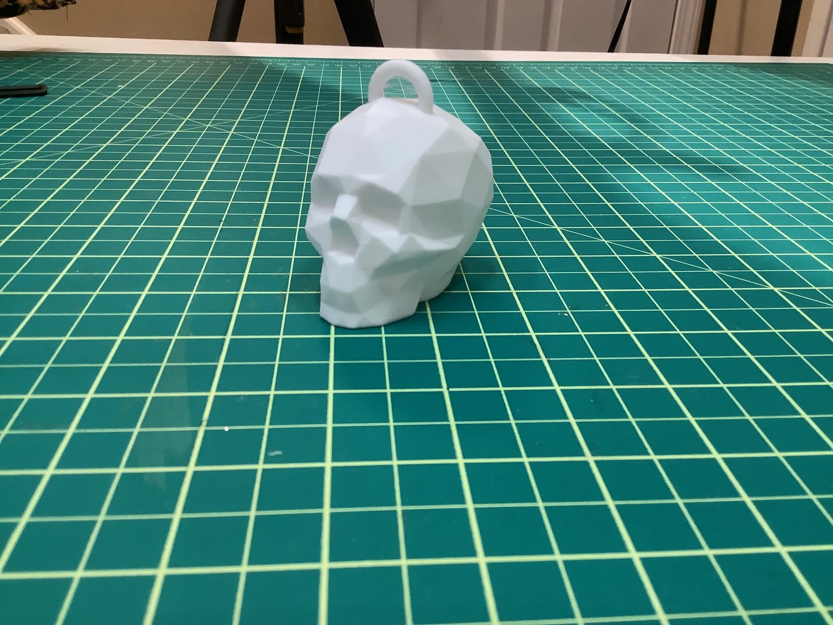 Đầu lâu low poly treo với vòng treo