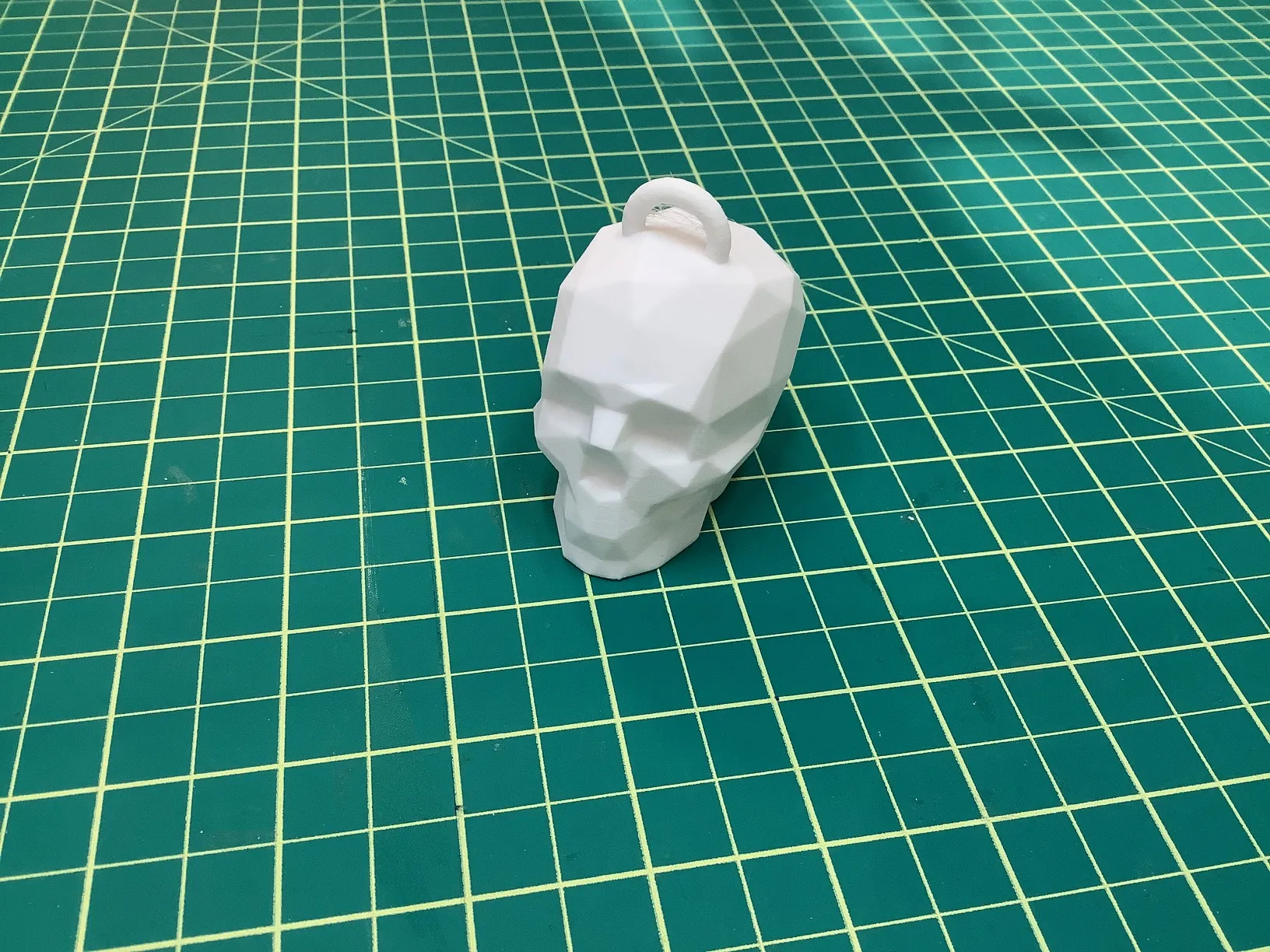 Đầu lâu low poly treo với vòng treo