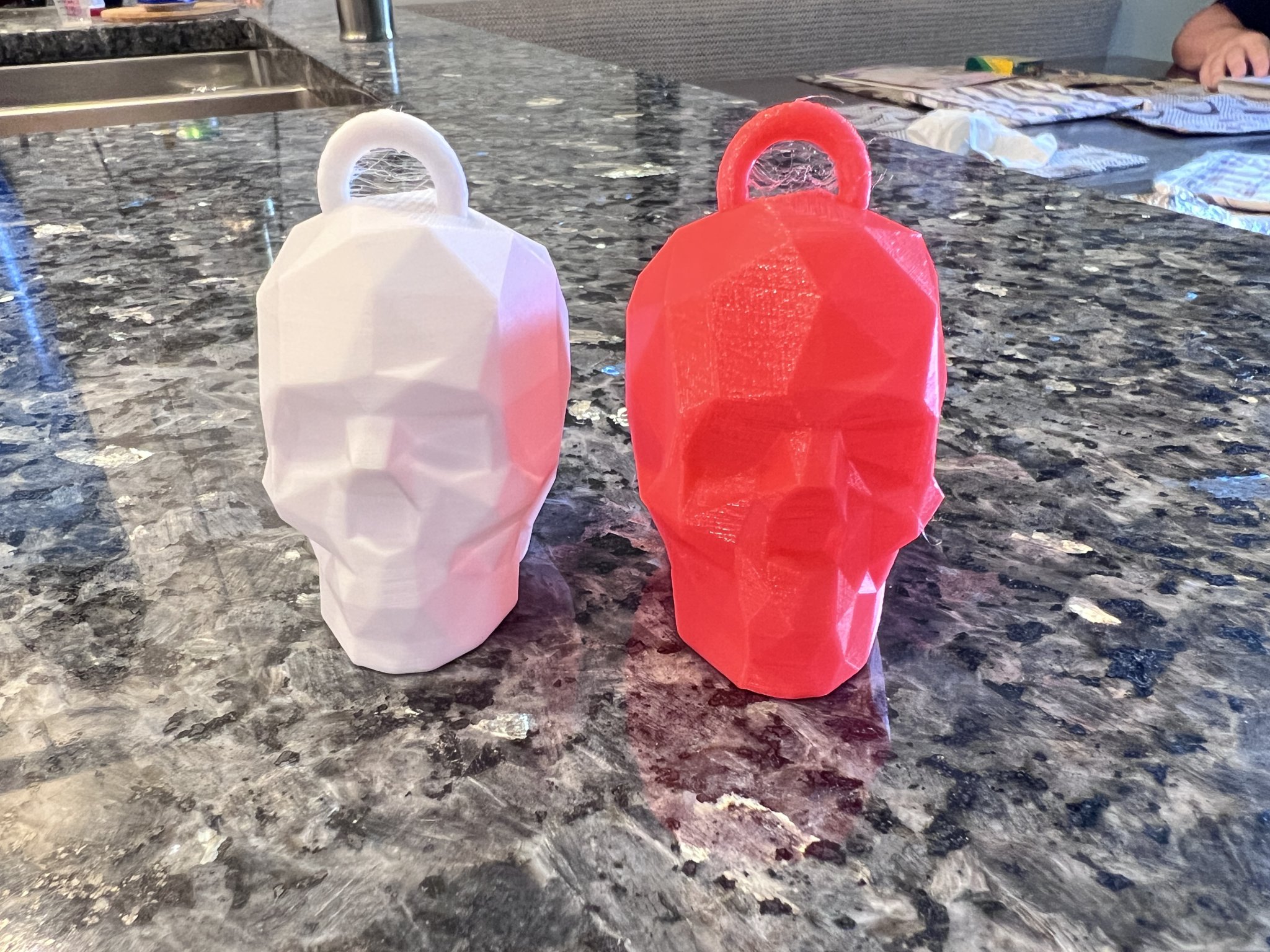 Đầu lâu low poly treo với vòng treo