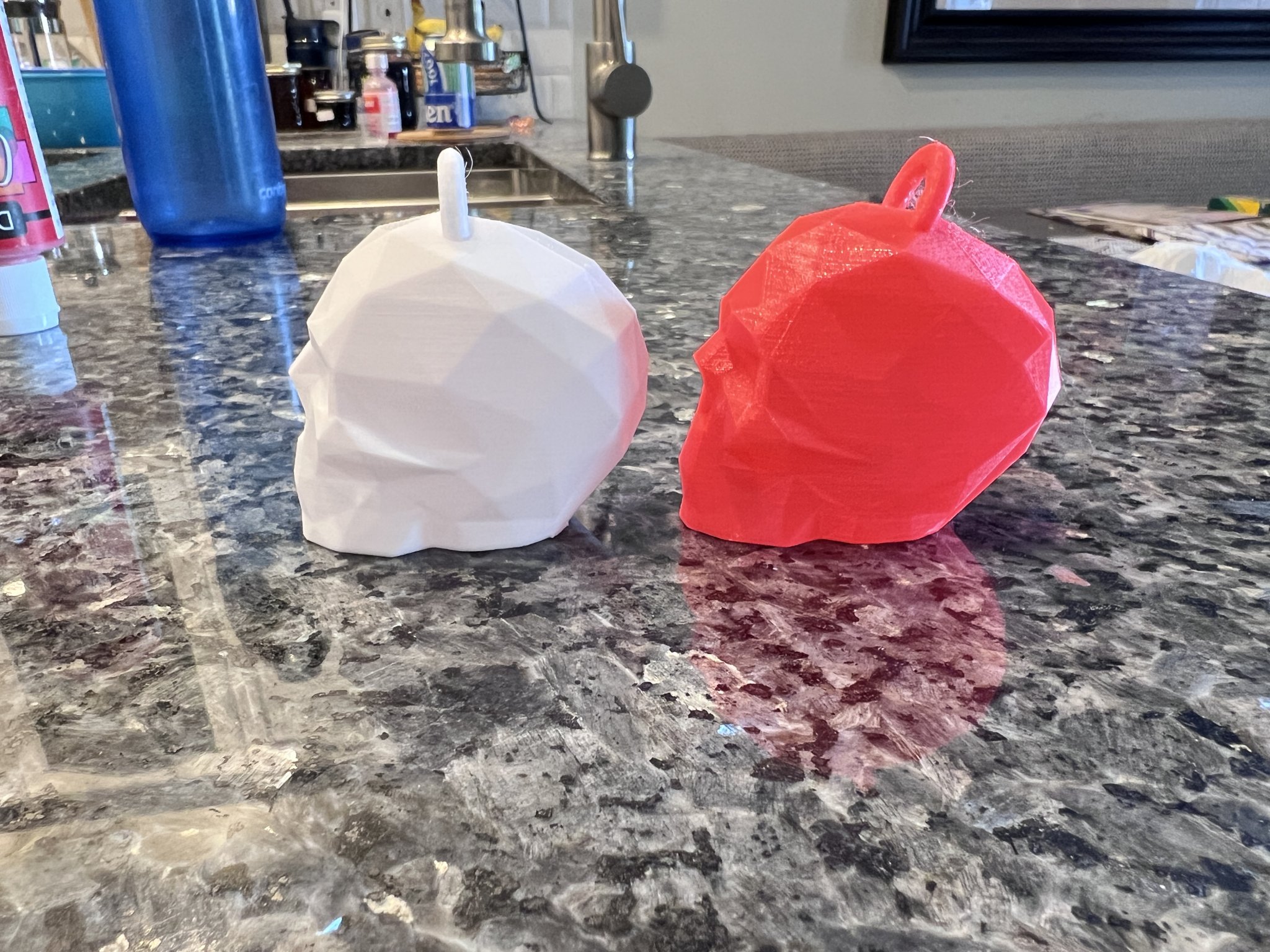 Đầu lâu low poly treo với vòng treo