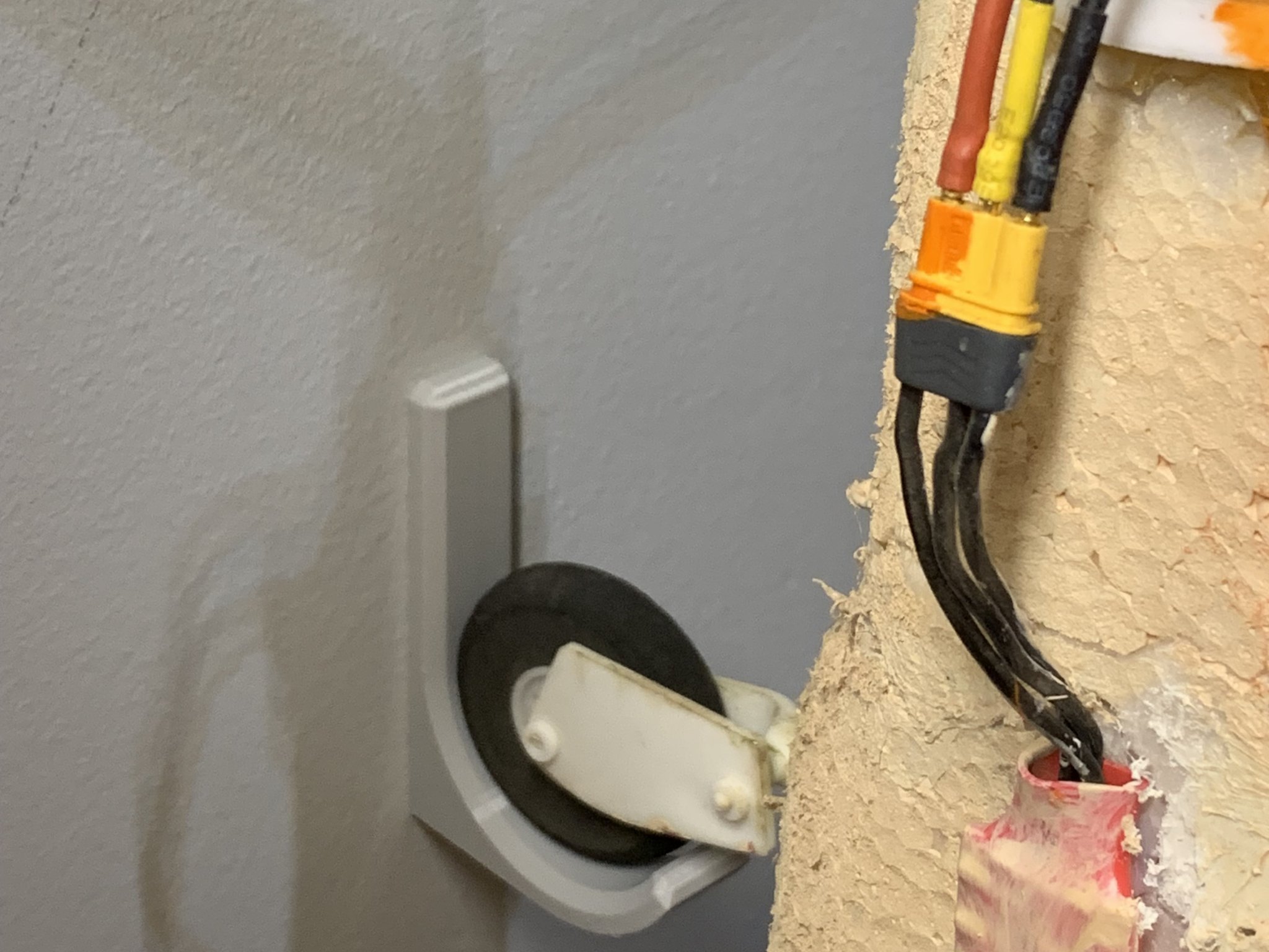 Móc treo tường cho mô hình máy bay điều khiển từ xa có bánh l...