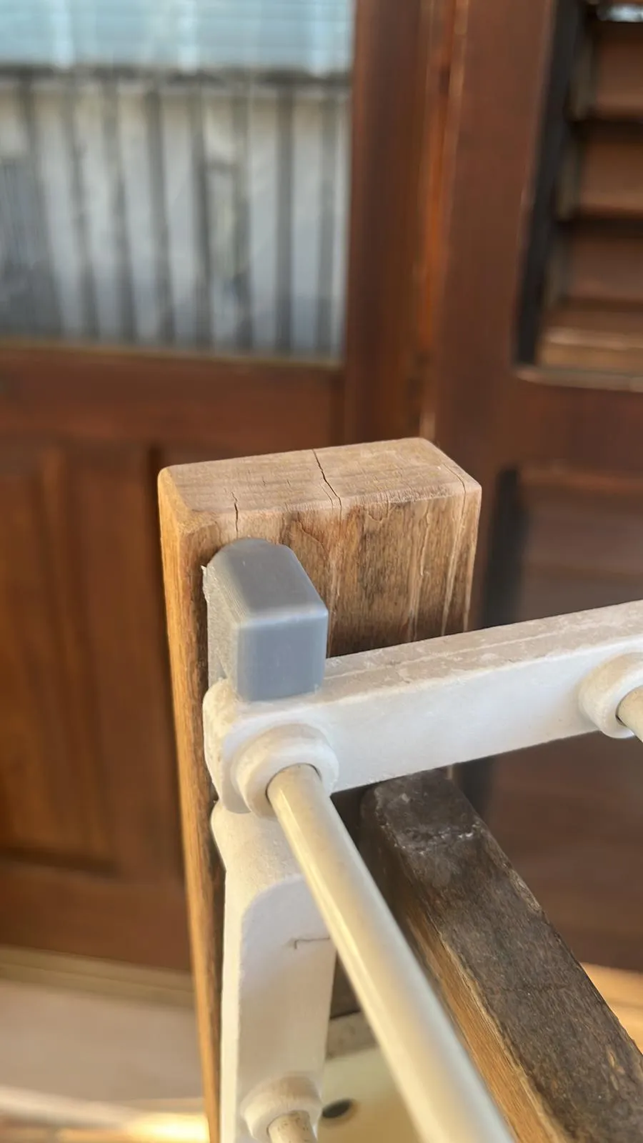 Sửa chữa móc hỗ trợ cho giá phơi quần áo Foppapedretti