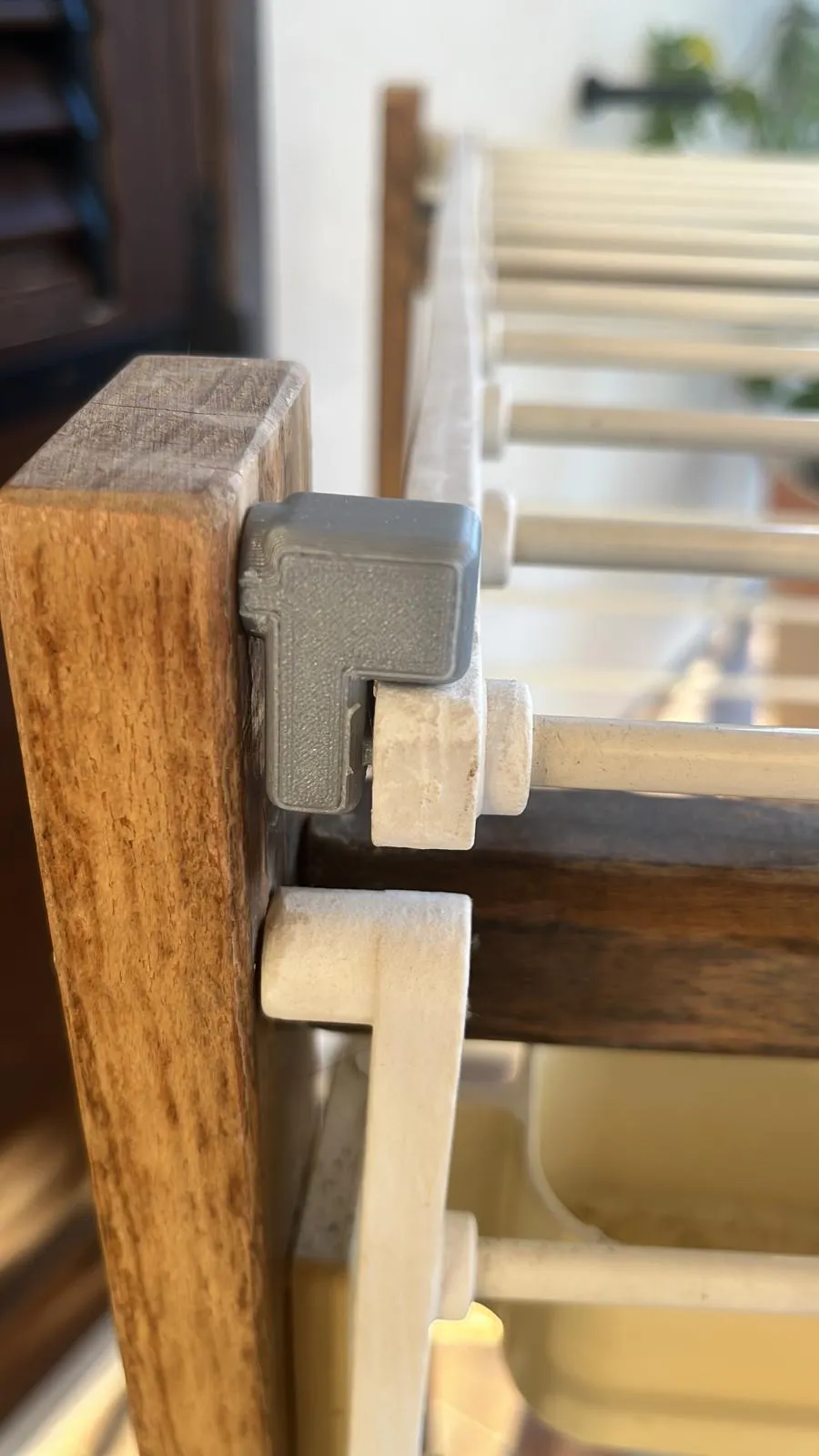 Sửa chữa móc hỗ trợ cho giá phơi quần áo Foppapedretti