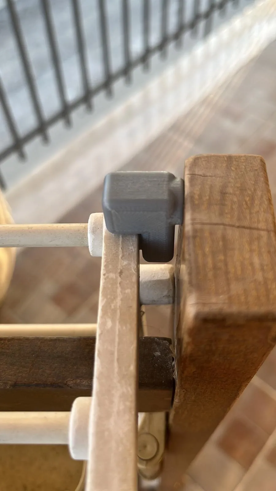 Sửa chữa móc hỗ trợ cho giá phơi quần áo Foppapedretti