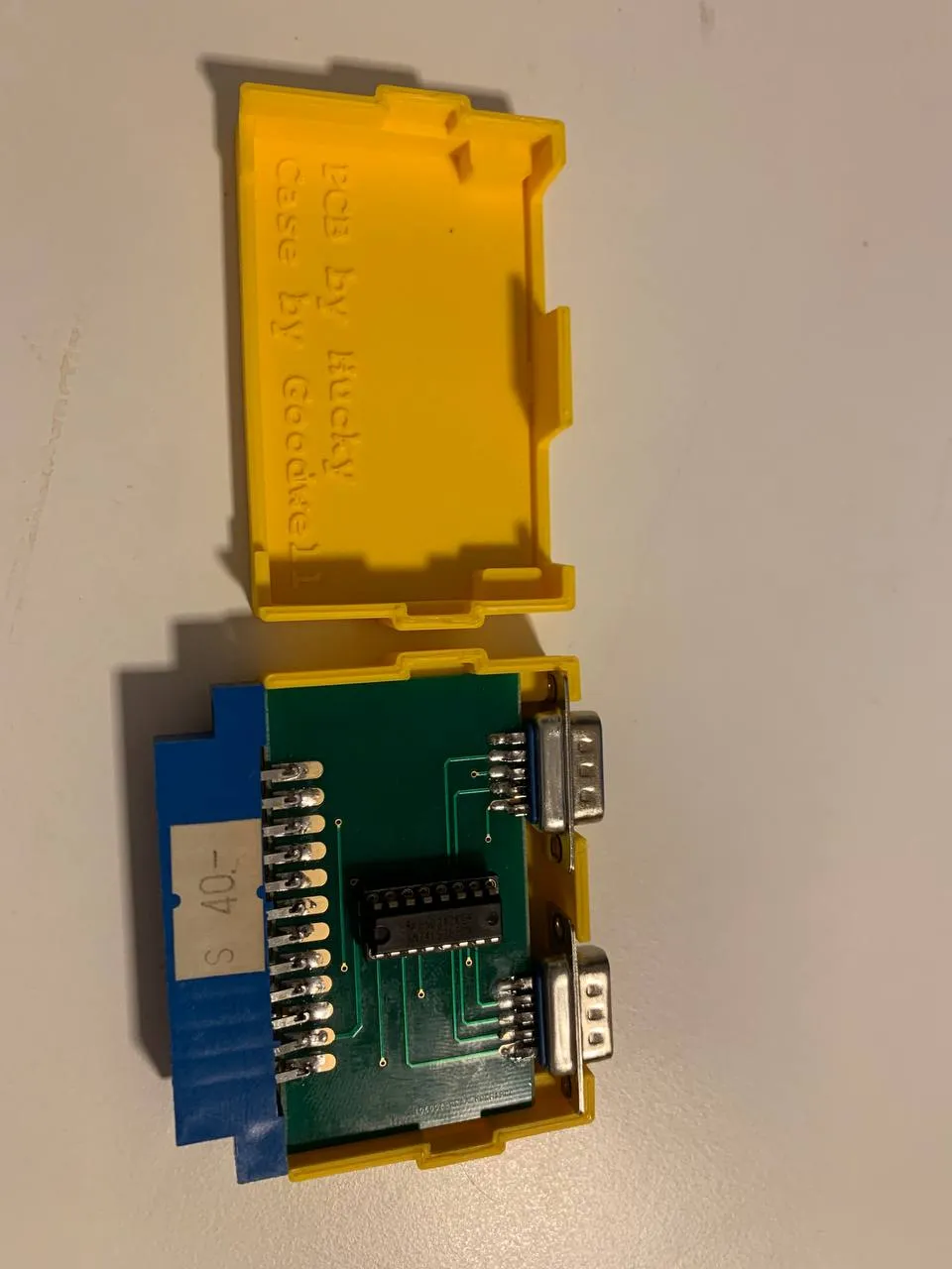 Bộ chuyển đổi cho 4 người chơi C64 phiên bản 1 của Hucky