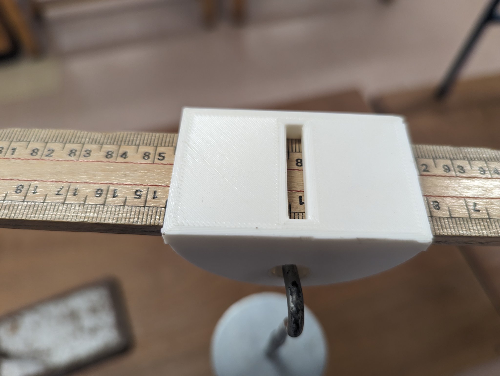 Giá đỡ cho thước mét với khả năng xoay và treo