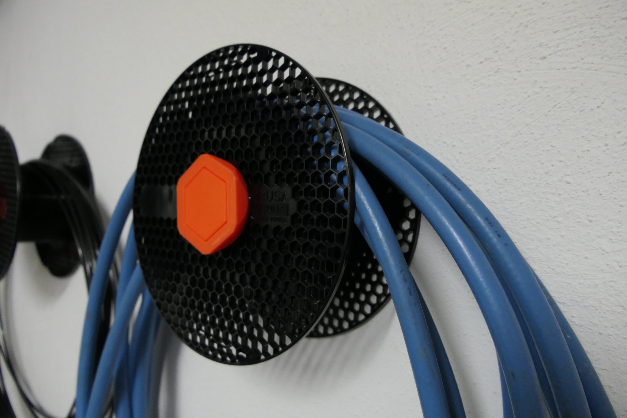 Giá đỡ ống từ cuộn Prusament tái chế gắn tường