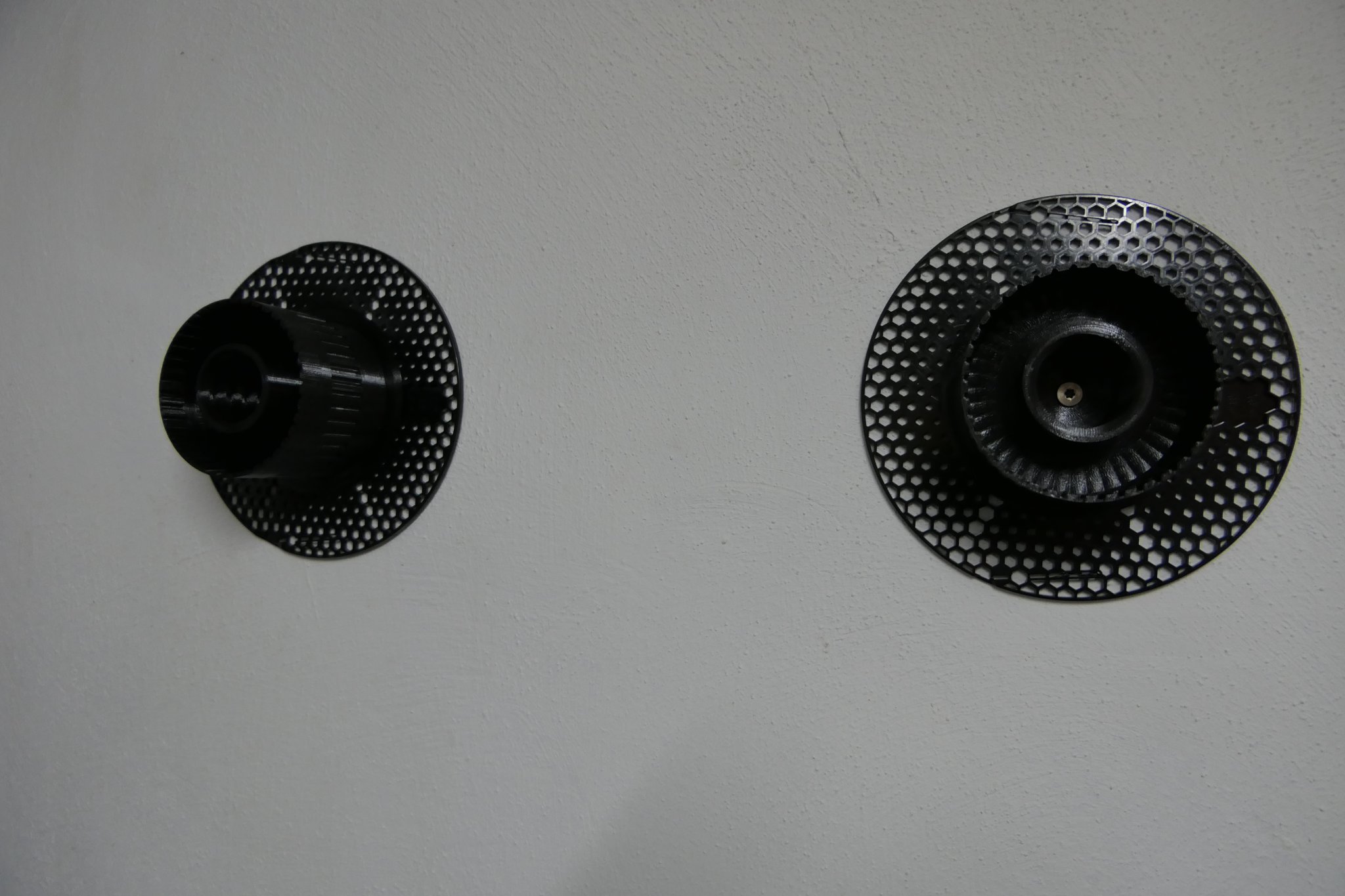 Giá đỡ ống từ cuộn Prusament tái chế gắn tường