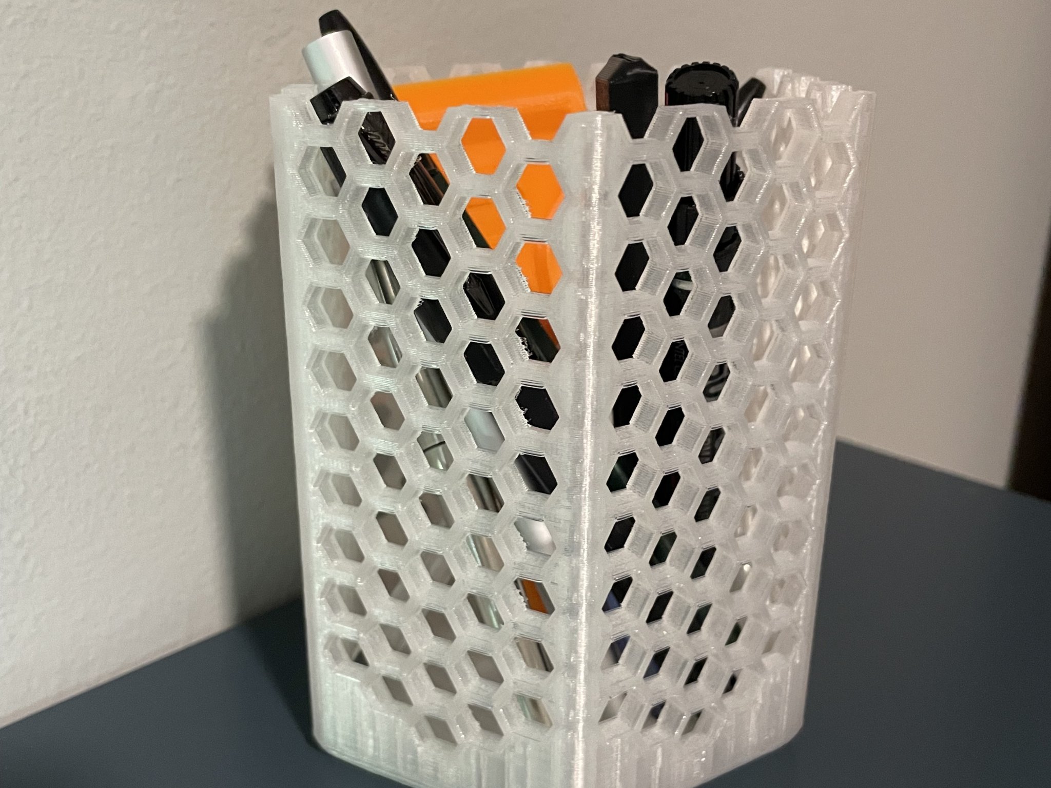 Cốc bút hình lục giác với họa tiết tổ ong