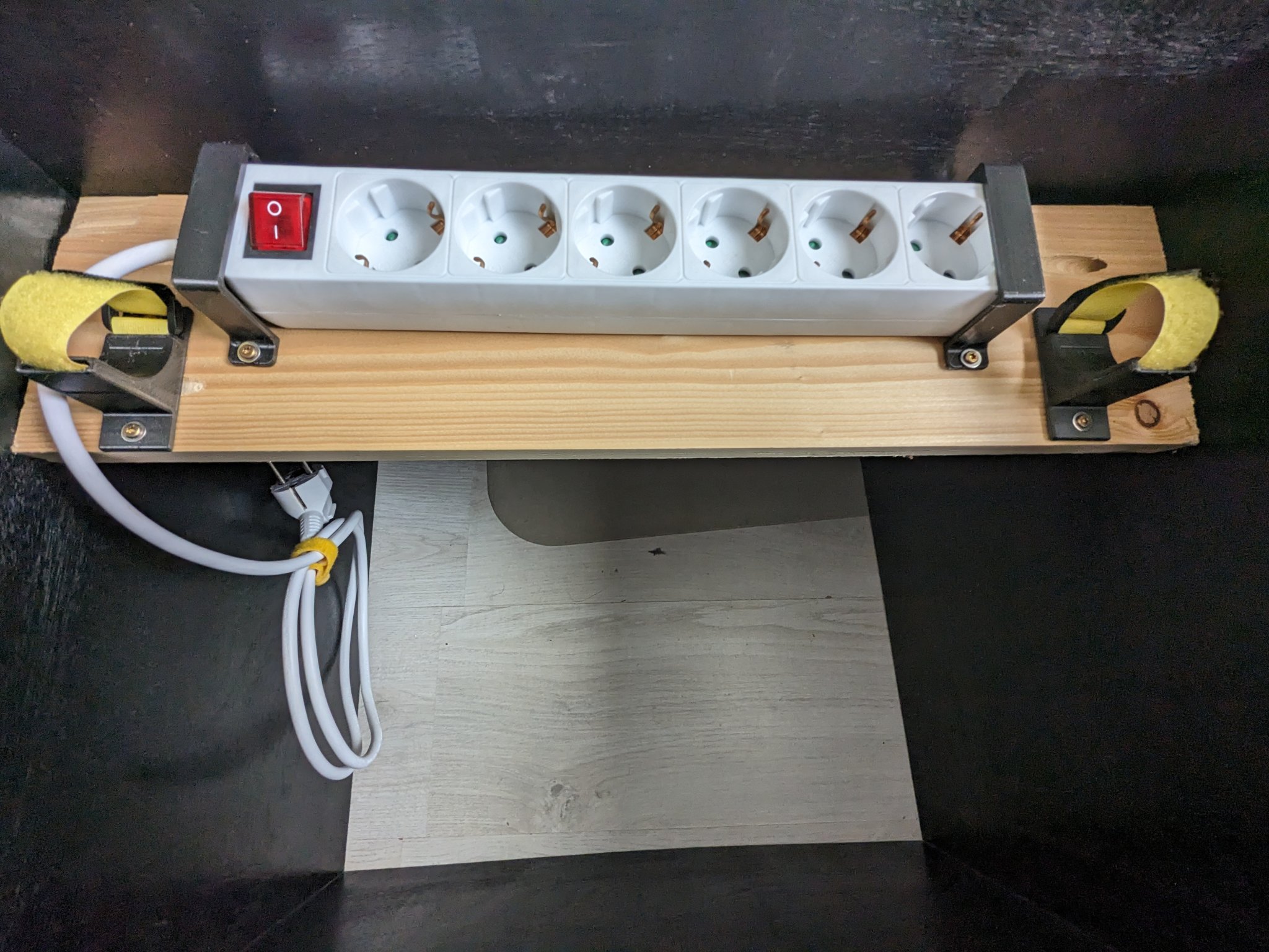 Giá đỡ quản lý cáp với hướng dẫn Velcro