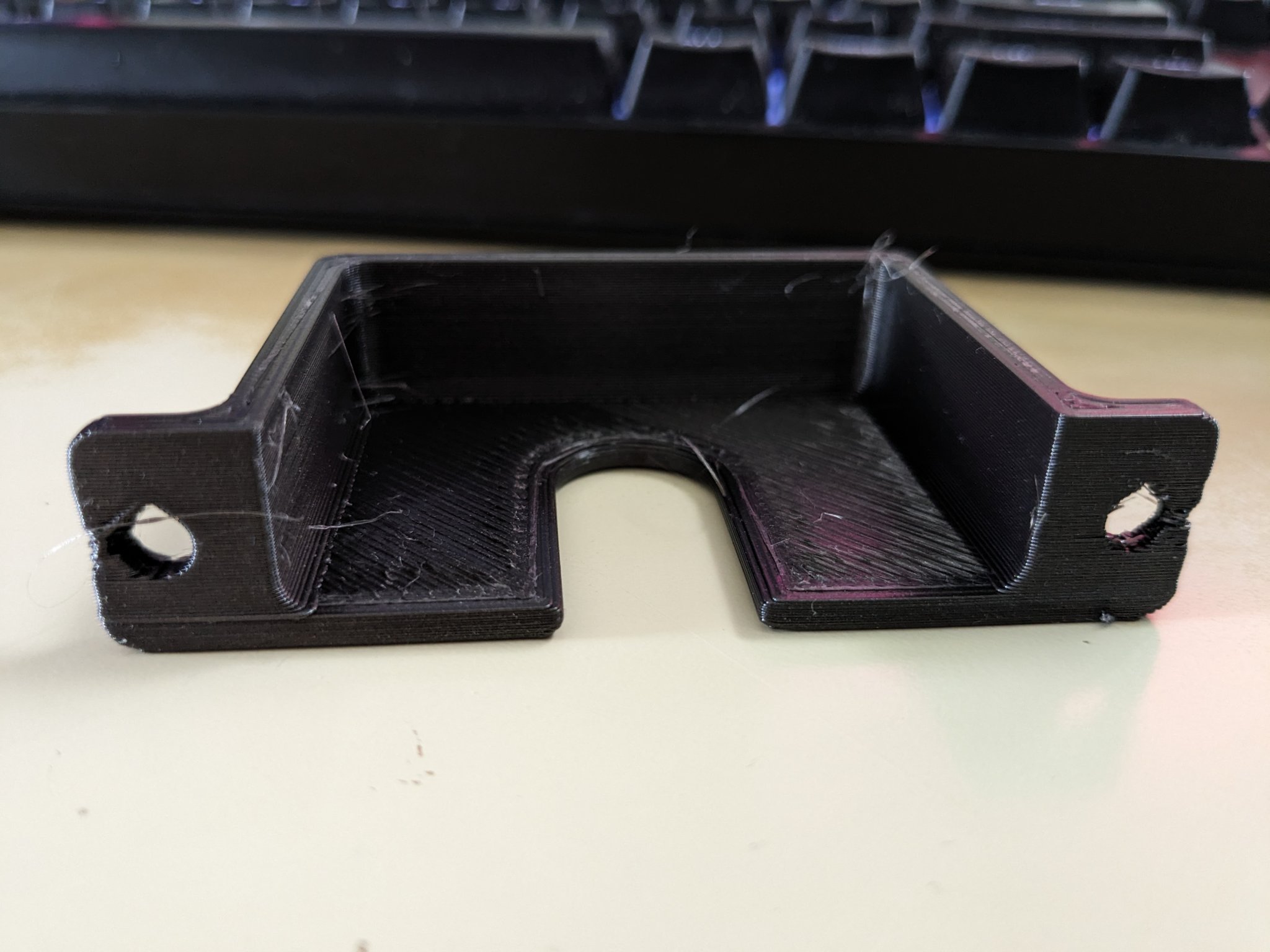 Giá đỡ ổ cắm điện với lỗ hình giọt nước