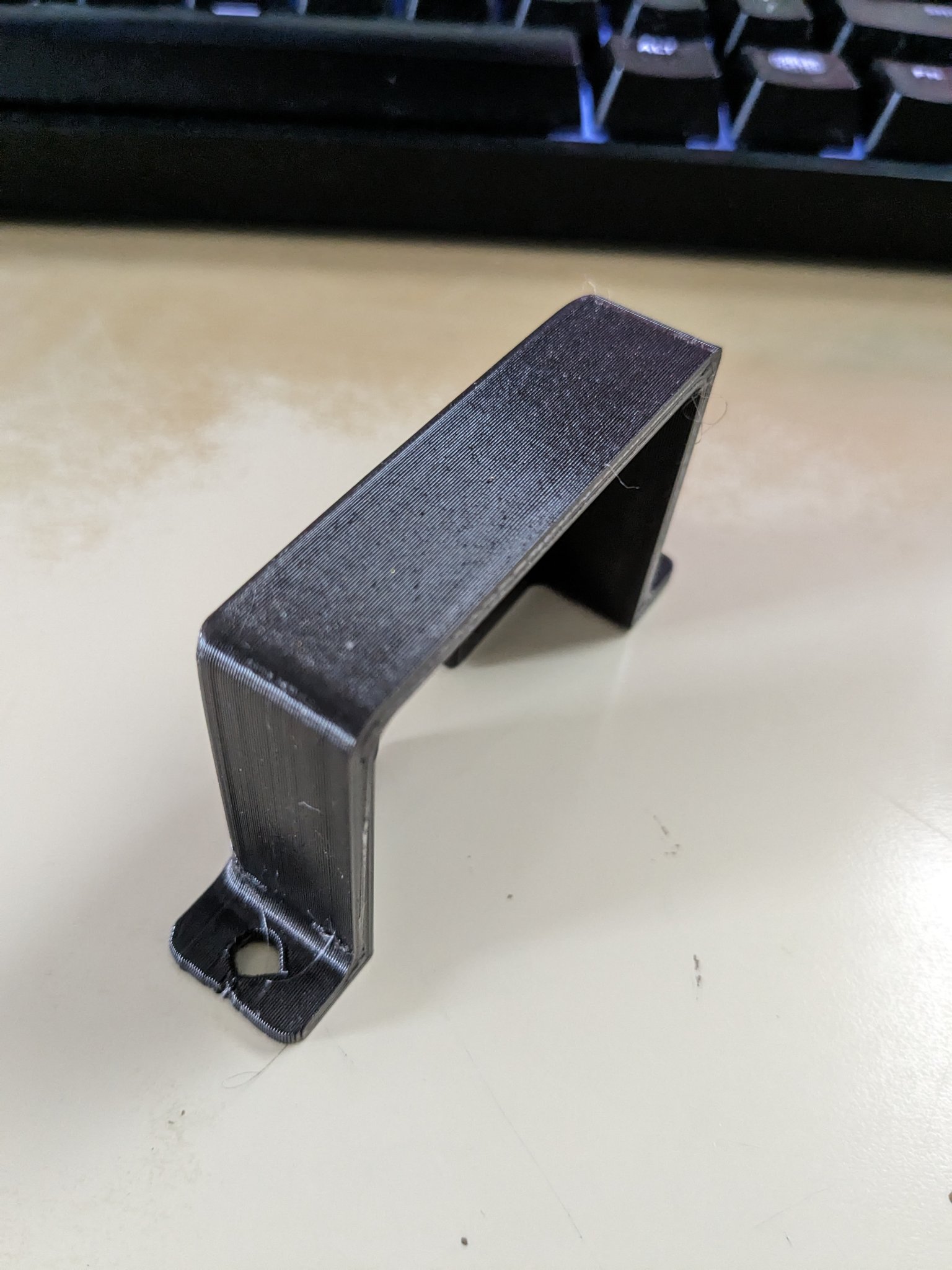 Giá đỡ ổ cắm điện với lỗ hình giọt nước