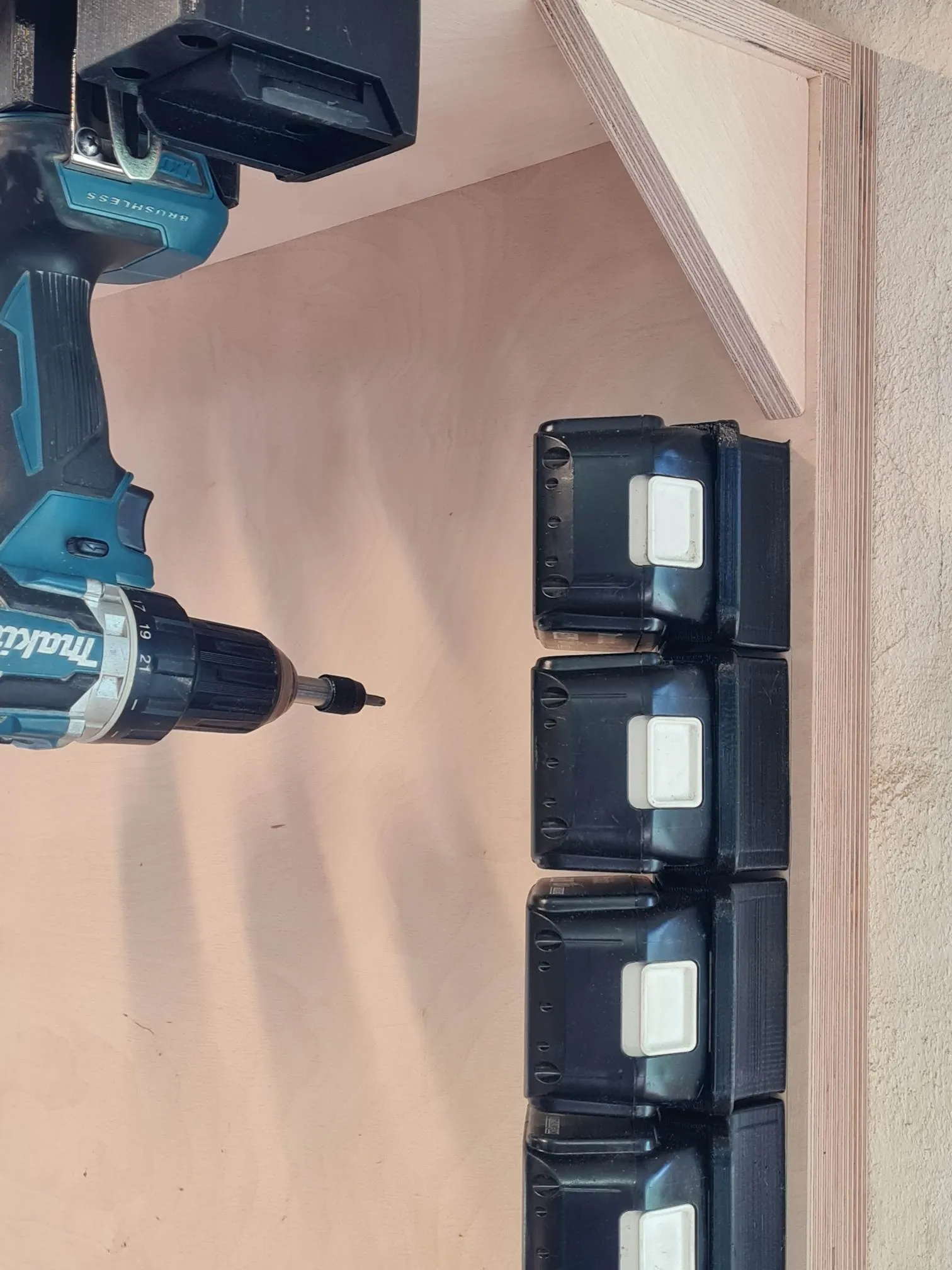 Giá đỡ pin 18V cho máy khoan Makita