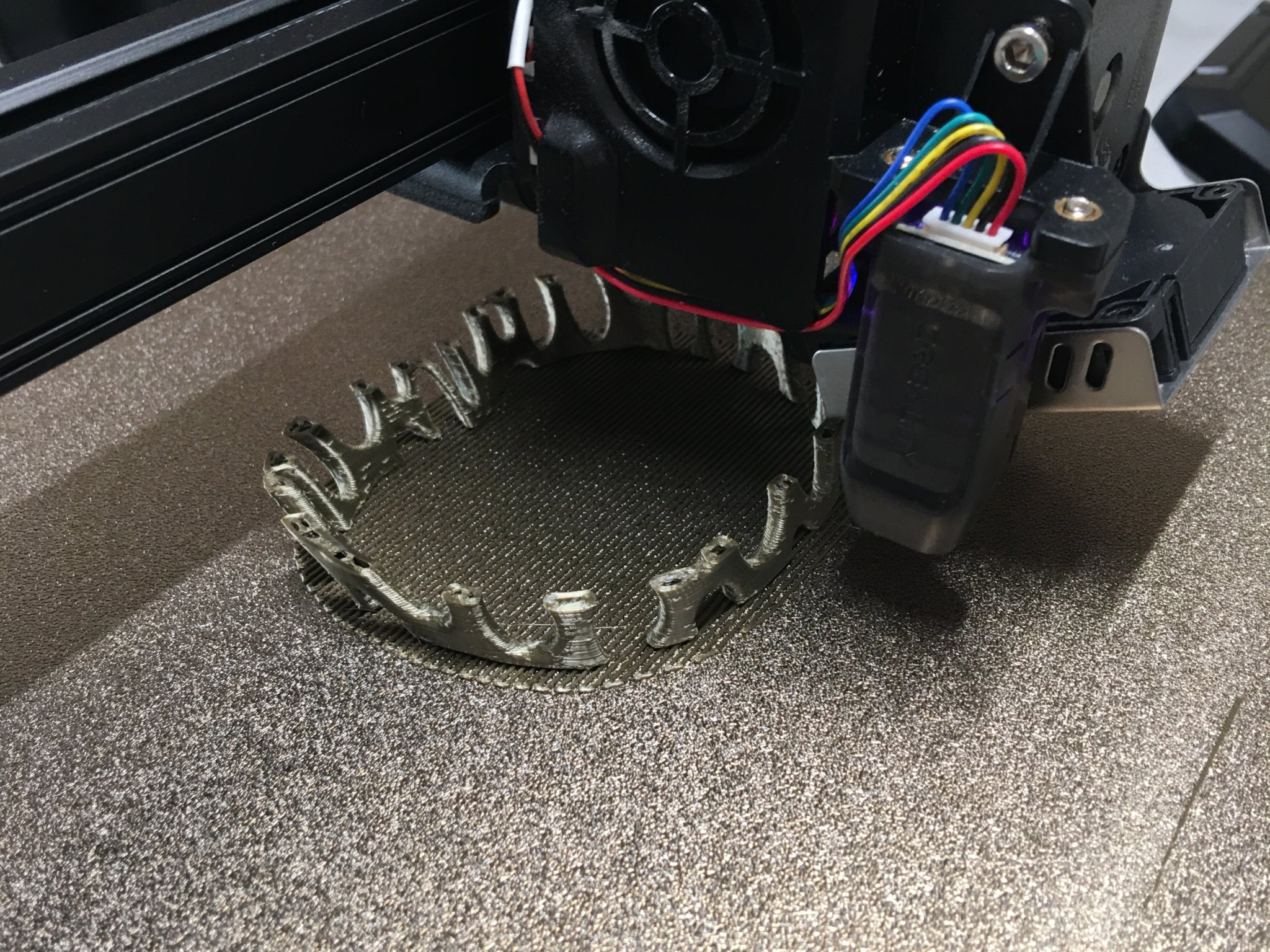 Tượng bán thân phụ nữ hồng báo phong cách Voronoi