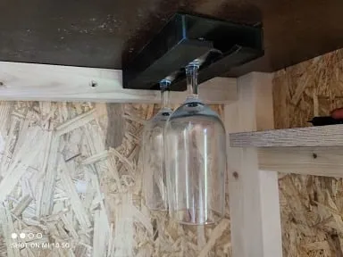 Giá đỡ ly bia treo tường cho ly có chân