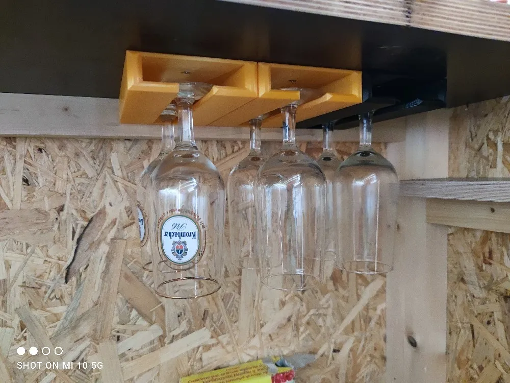 Giá đỡ ly bia treo tường cho ly có chân