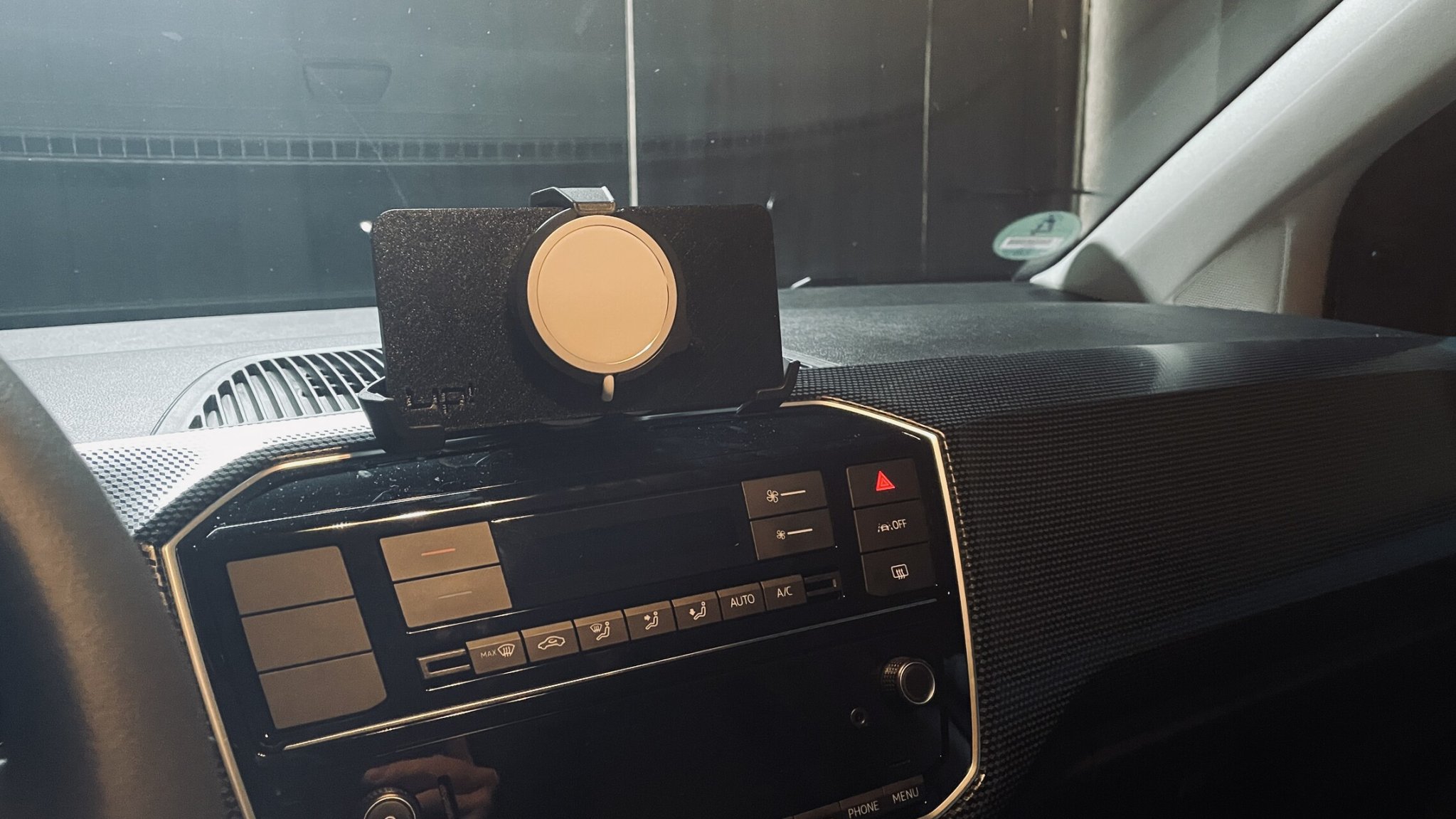 Giá đỡ Magsafe cho iPhone trên xe VW up!