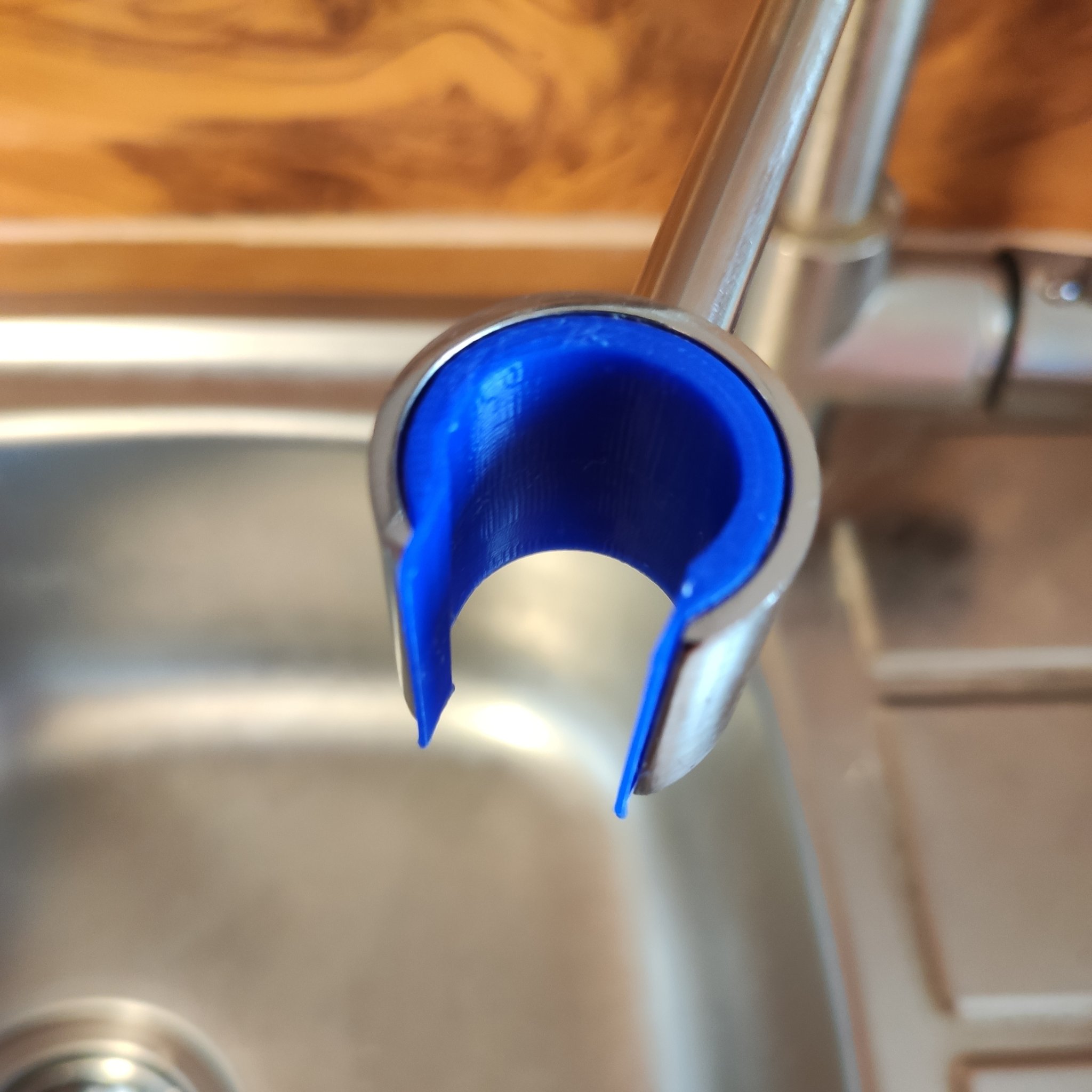 Thay thế linh kiện vòi nước bếp có đầu phun rời