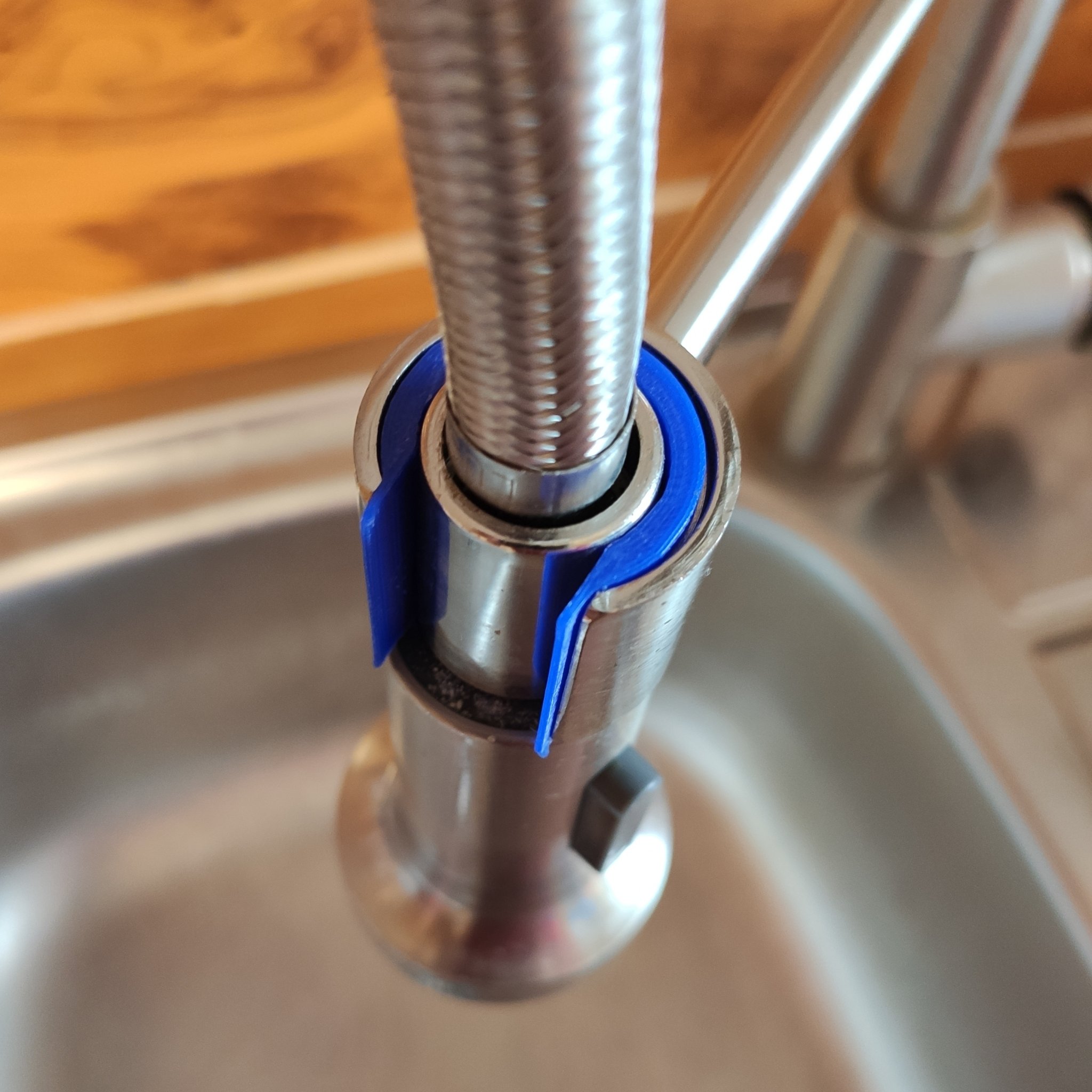 Thay thế linh kiện vòi nước bếp có đầu phun rời