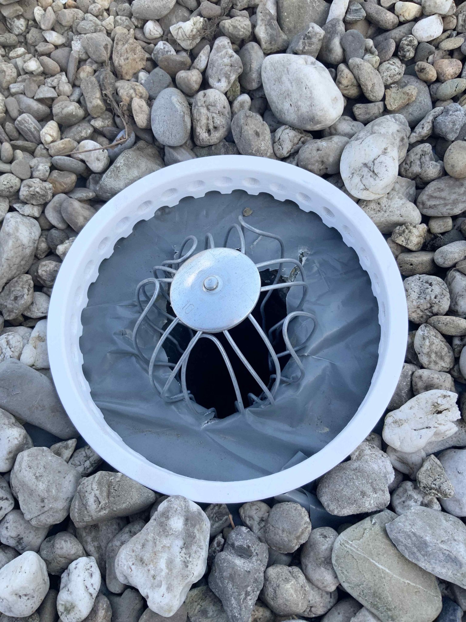 Hàng rào nhỏ ngăn sỏi rơi xuống cống thoát nước