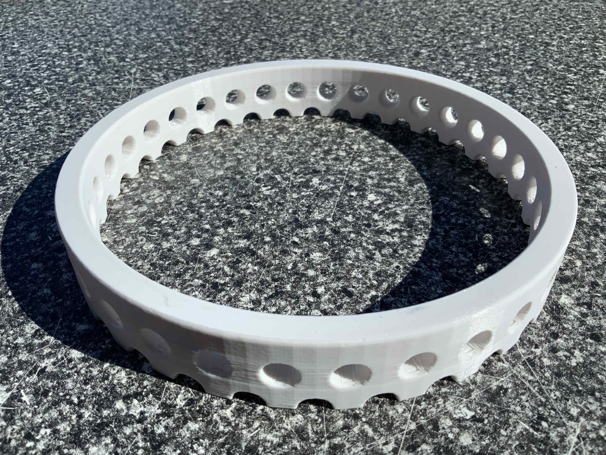 Hàng rào nhỏ ngăn sỏi rơi xuống cống thoát nước