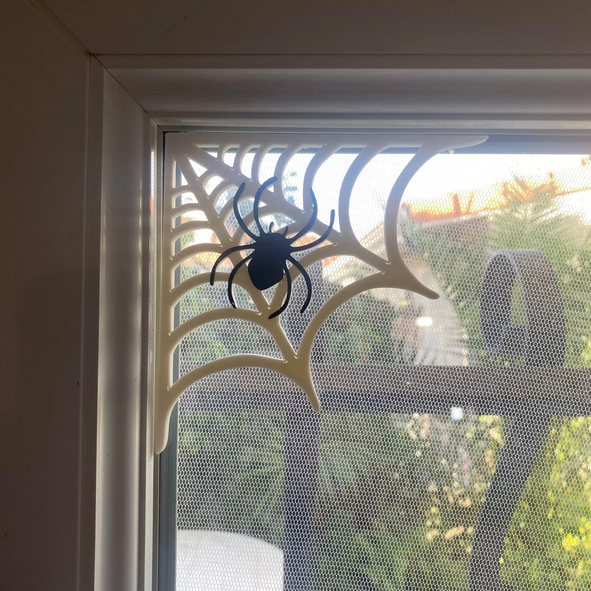 Trang trí cửa sổ mạng nhện cho Halloween