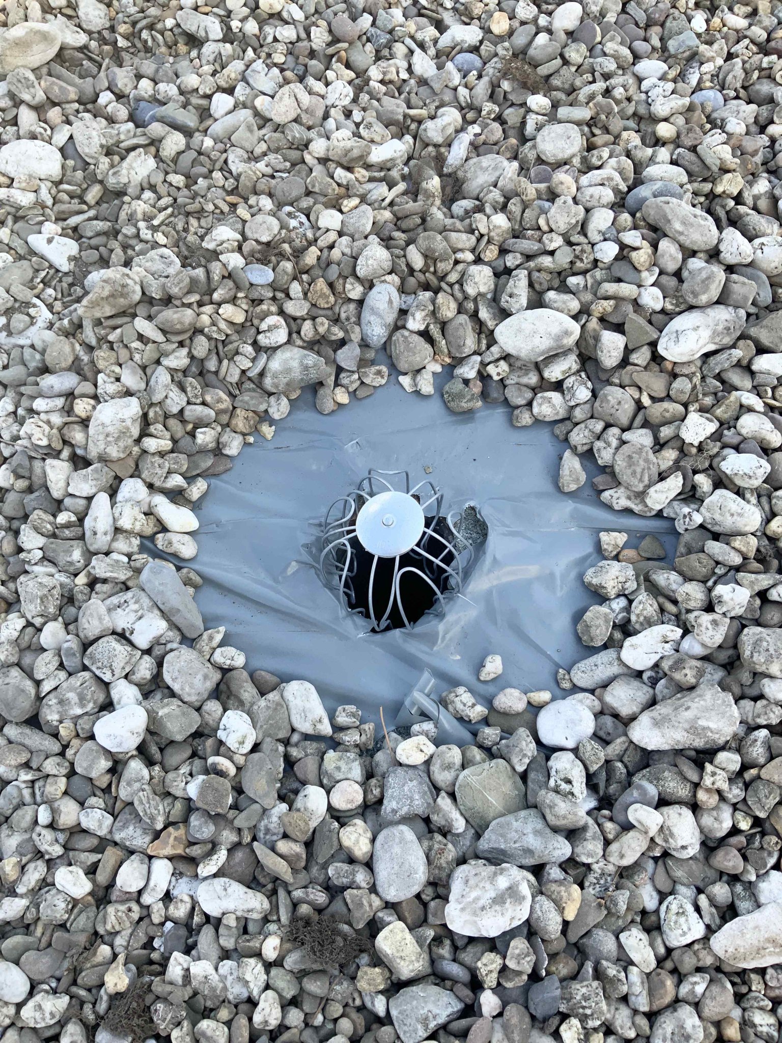 Hàng rào nhỏ ngăn sỏi rơi xuống cống thoát nước