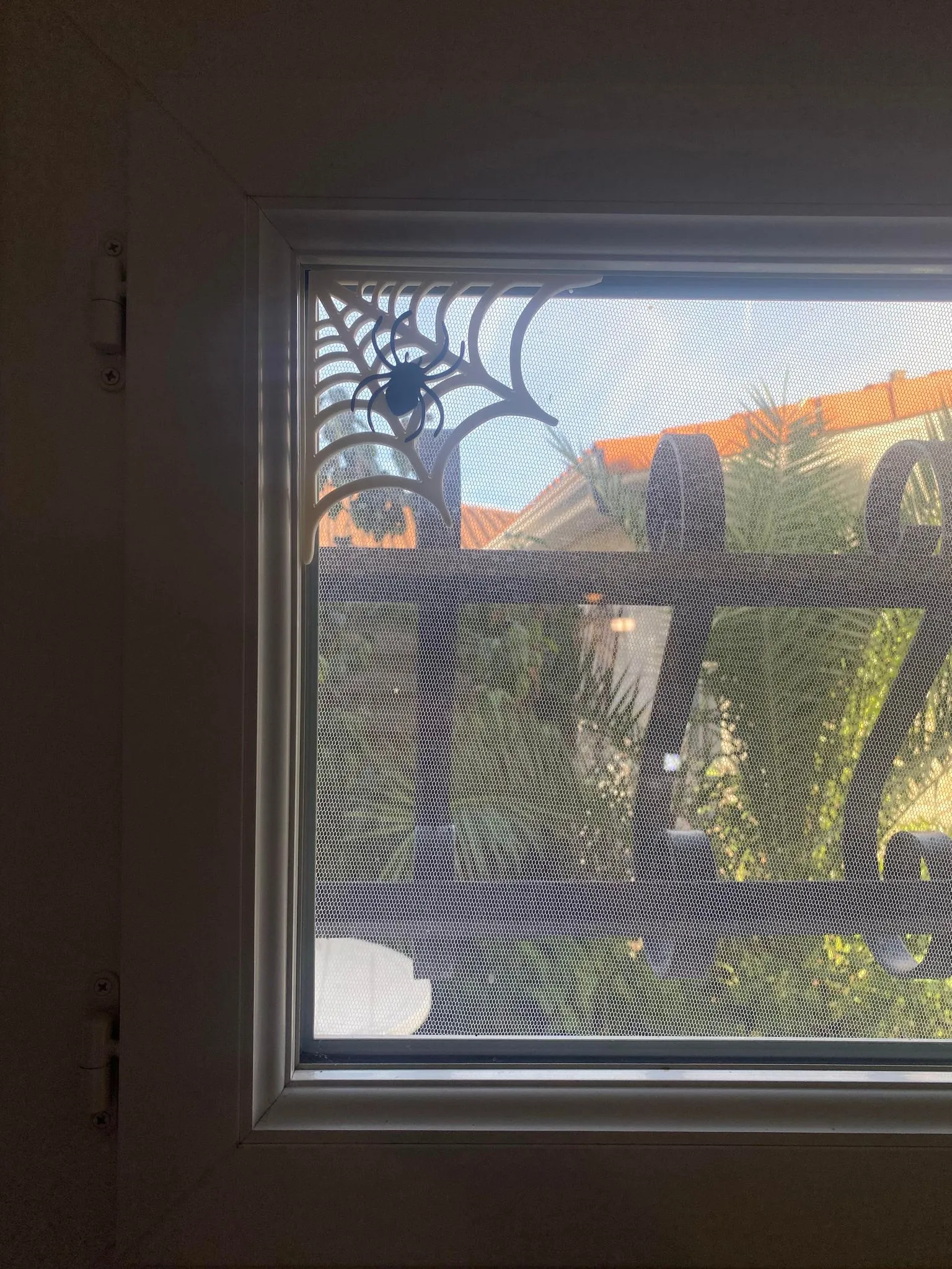 Trang trí cửa sổ mạng nhện cho Halloween