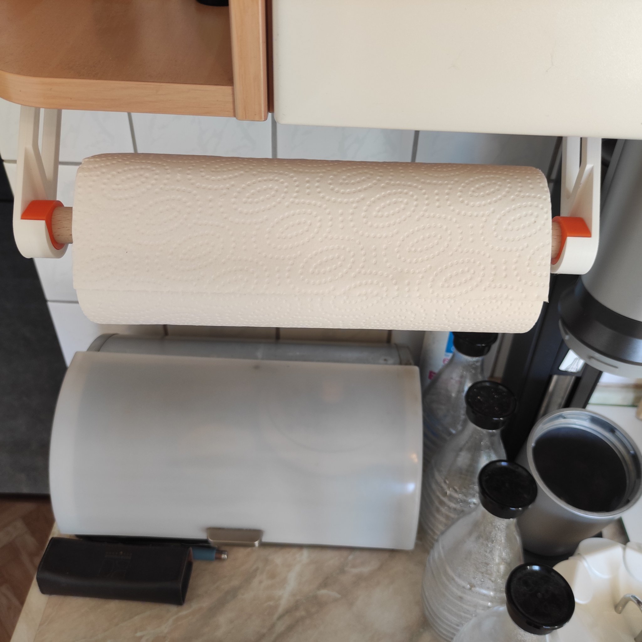 Máy phân phát giấy ăn treo dưới kệ bếp có thể vặn vít