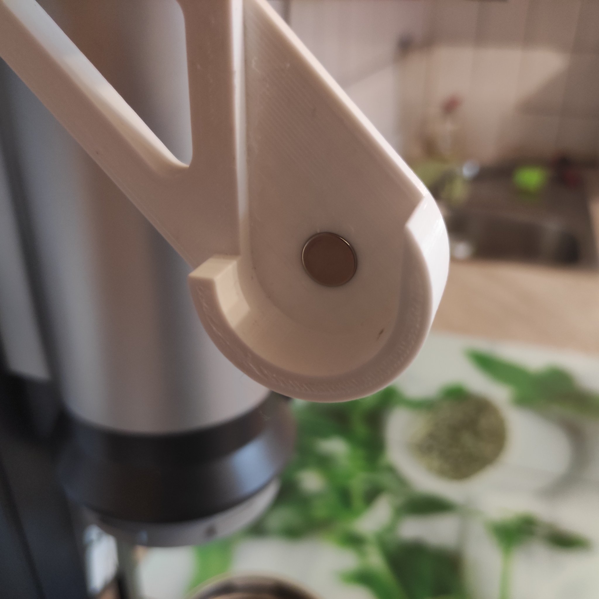 Máy phân phát giấy ăn treo dưới kệ bếp có thể vặn vít