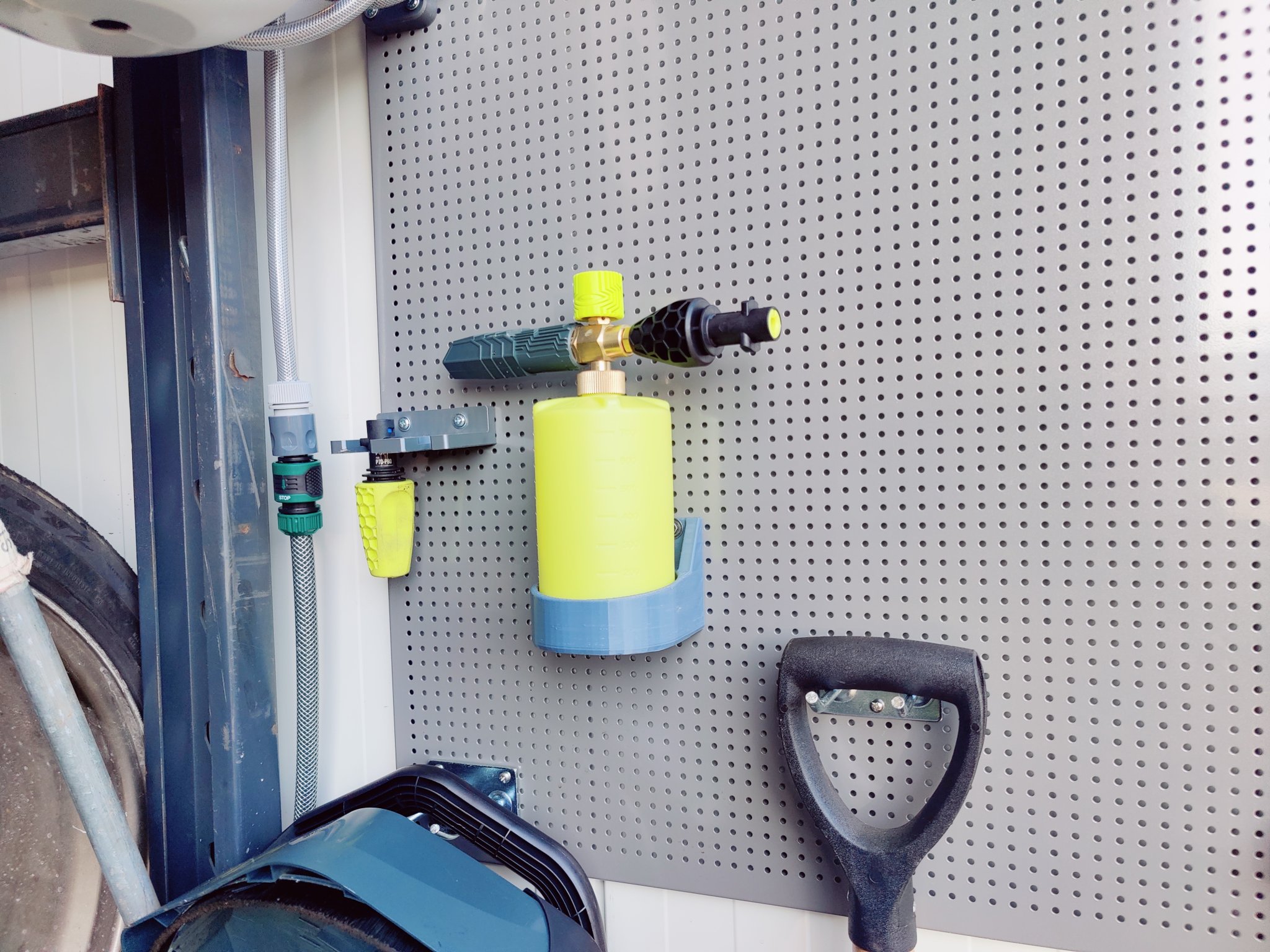 Giá đỡ súng phun bọt AVA trên bảng treo Biltema