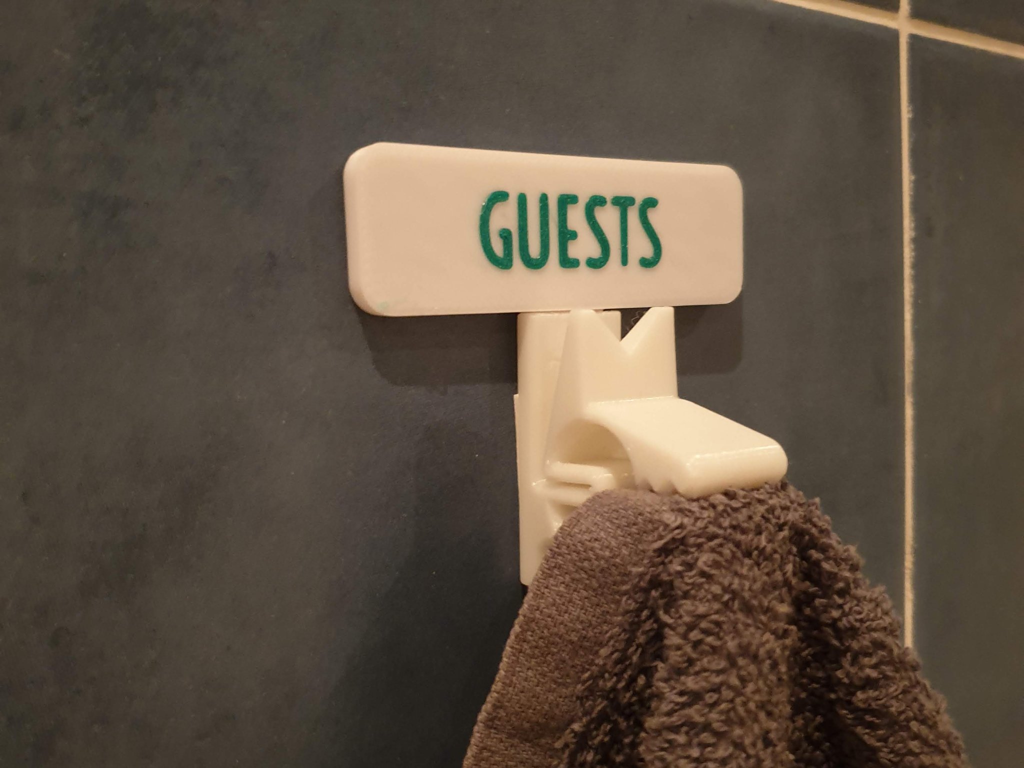 Giá treo khăn tay Chomper độc đáo và tiện lợi